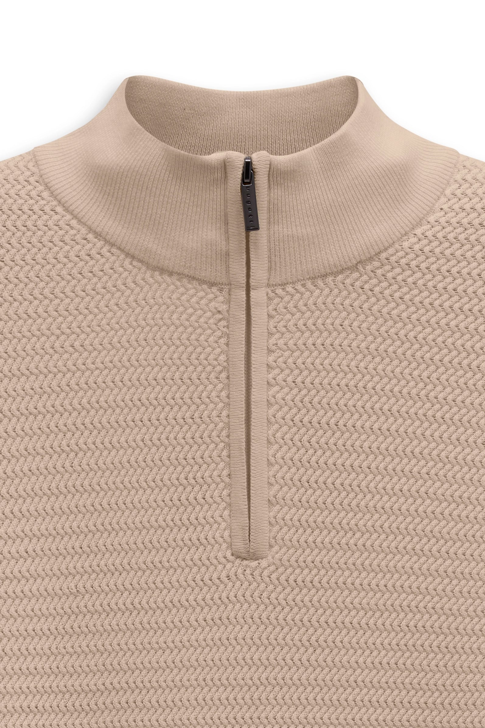 Beiger bugatti Pullover mit Reißverschluss, Strickmuster, Büstenbild.