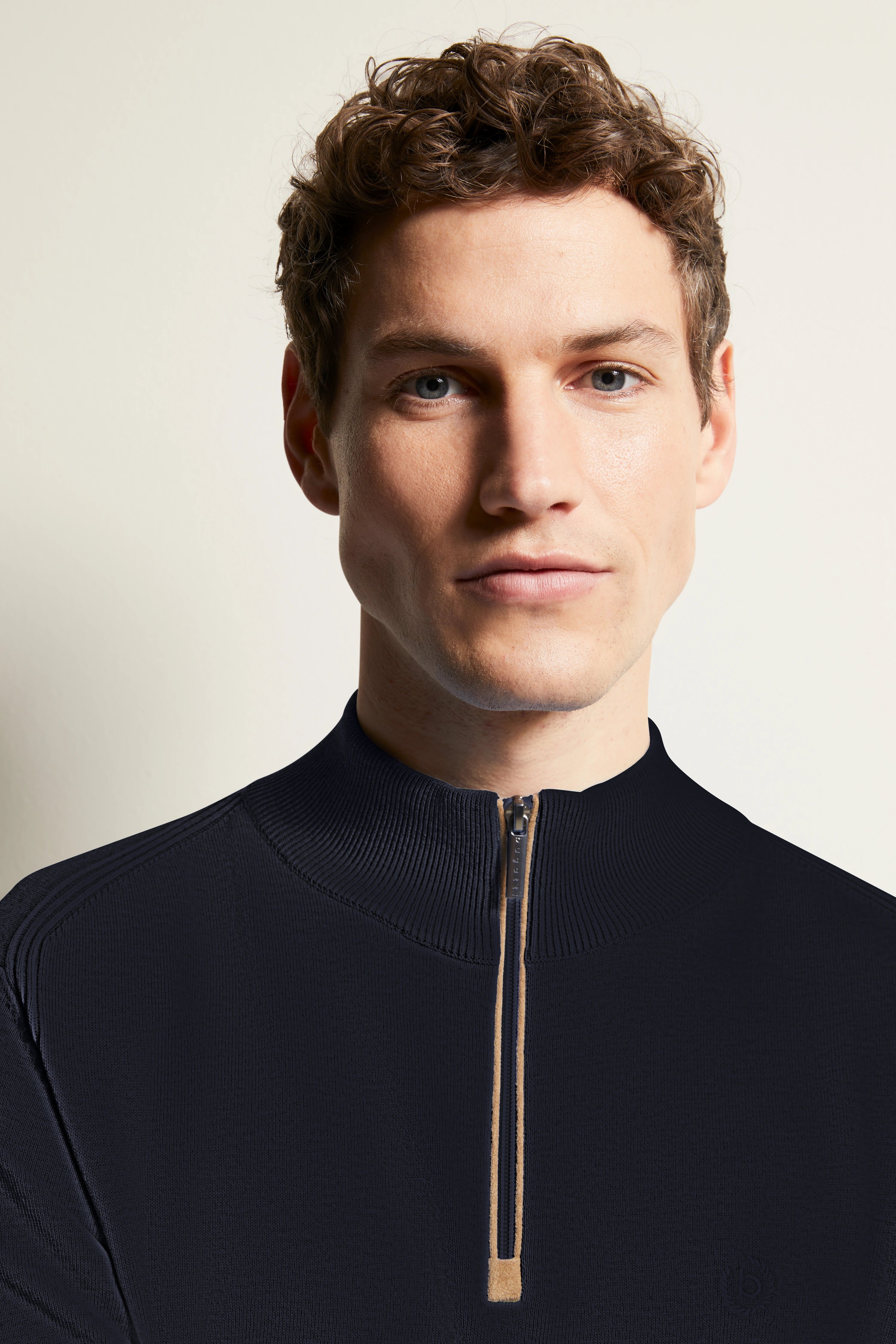 Bugatti Model in dunkelblauem Pullover mit Reißverschluss, elegantes und zeitloses Design.