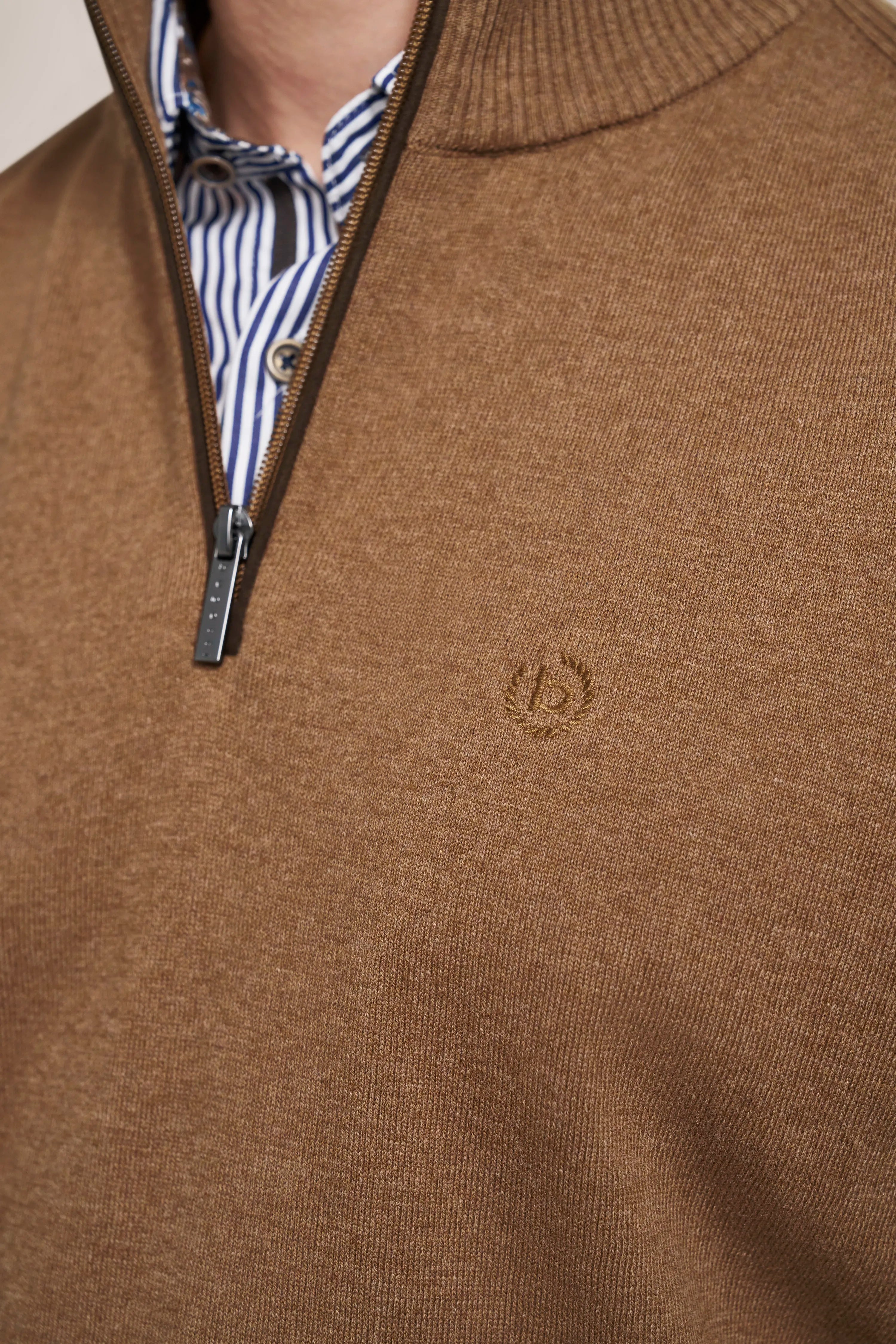 Brauner bugatti-Zipper mit gestreiftem Hemd darunter, Büstenbild.