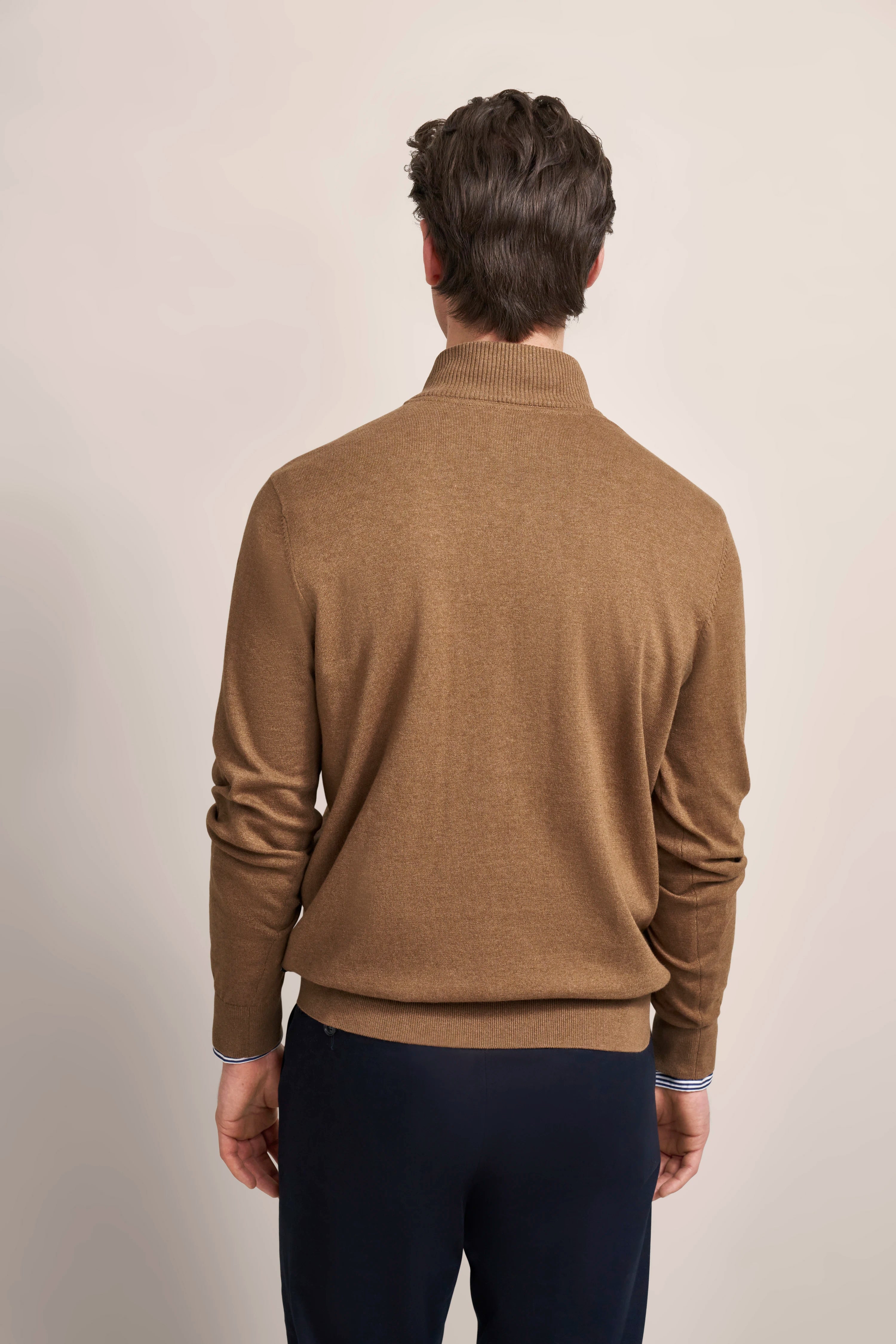 Brauner bugatti Pullover, Rückansicht, kombiniert mit dunkelblauer Hose. Modelbild, entspannte Haltung.
