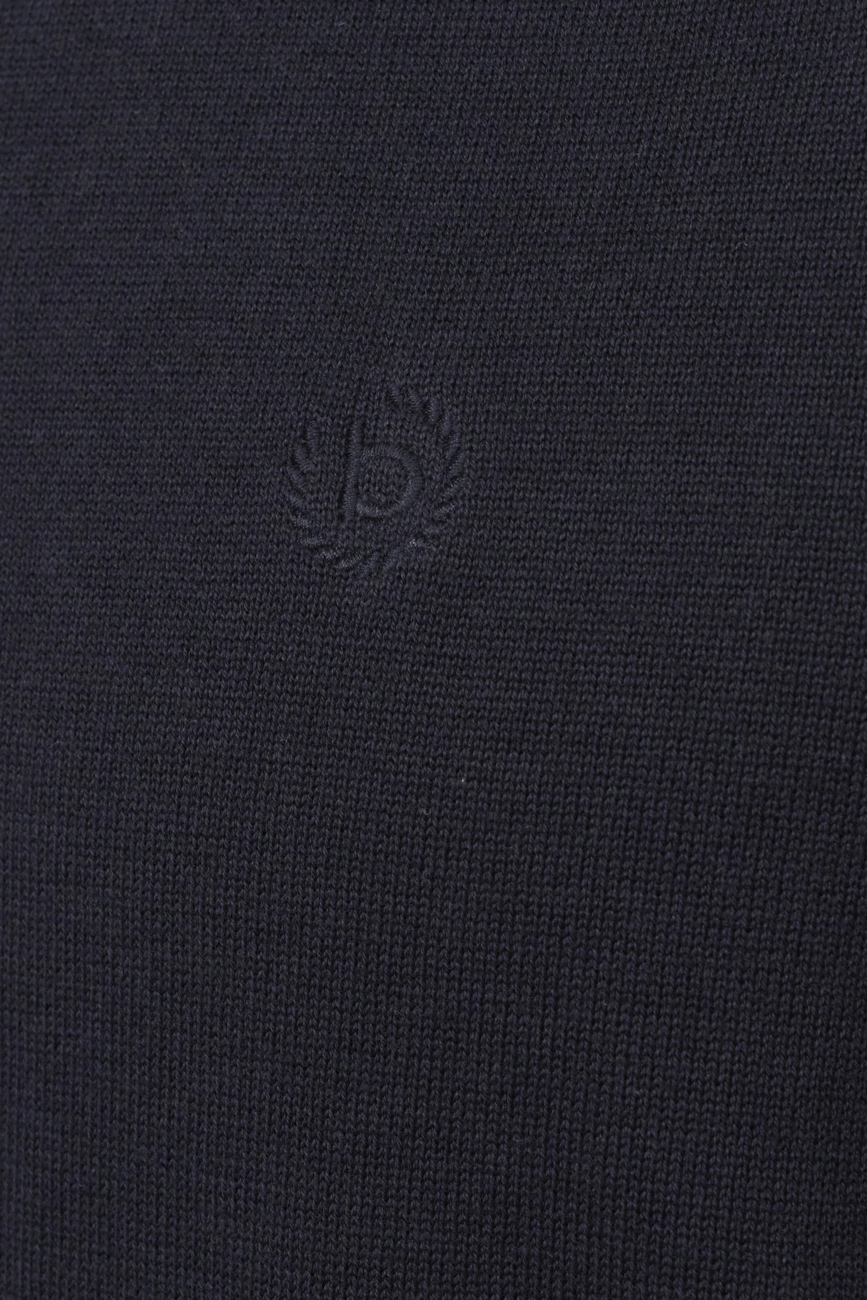 Donkerblauwe gebreide stof met bugatti-logo, detailopname.