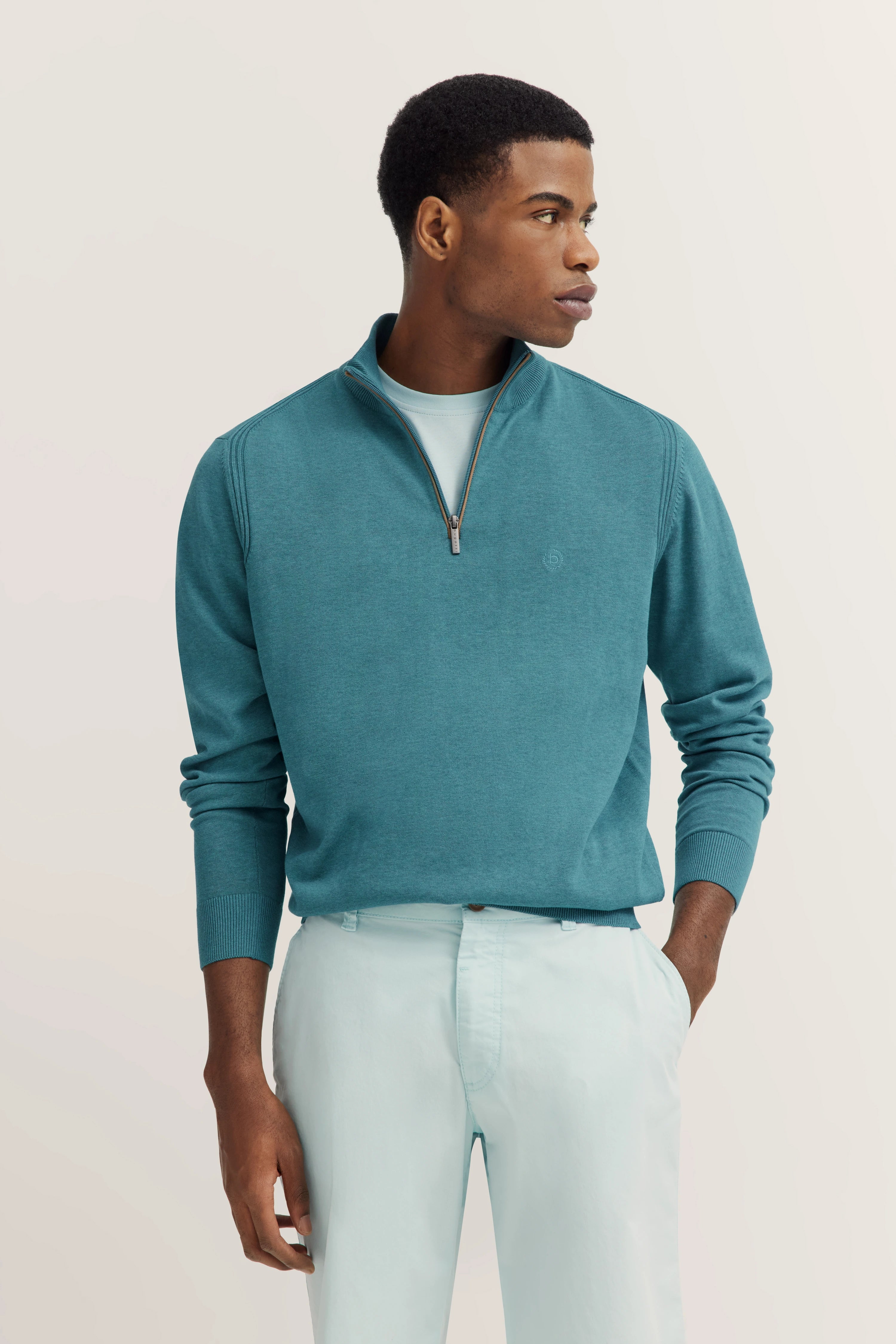 bugatti model in turquoise trui met rits, lichtblauw T-shirt en broek
