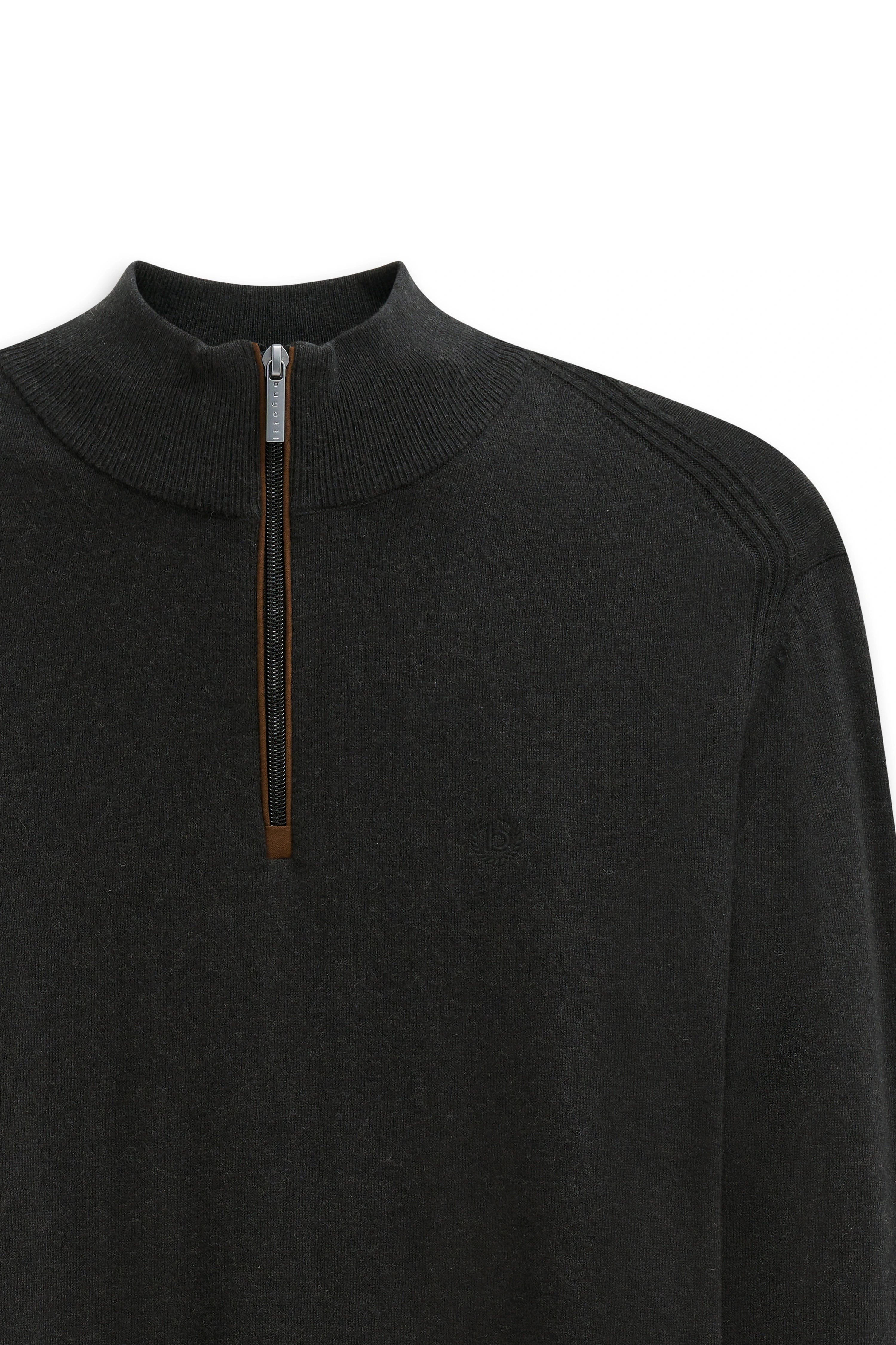 Dunkelgrauer bugatti Pullover mit Reißverschluss, Stehkragen, legeres Büstenbild.