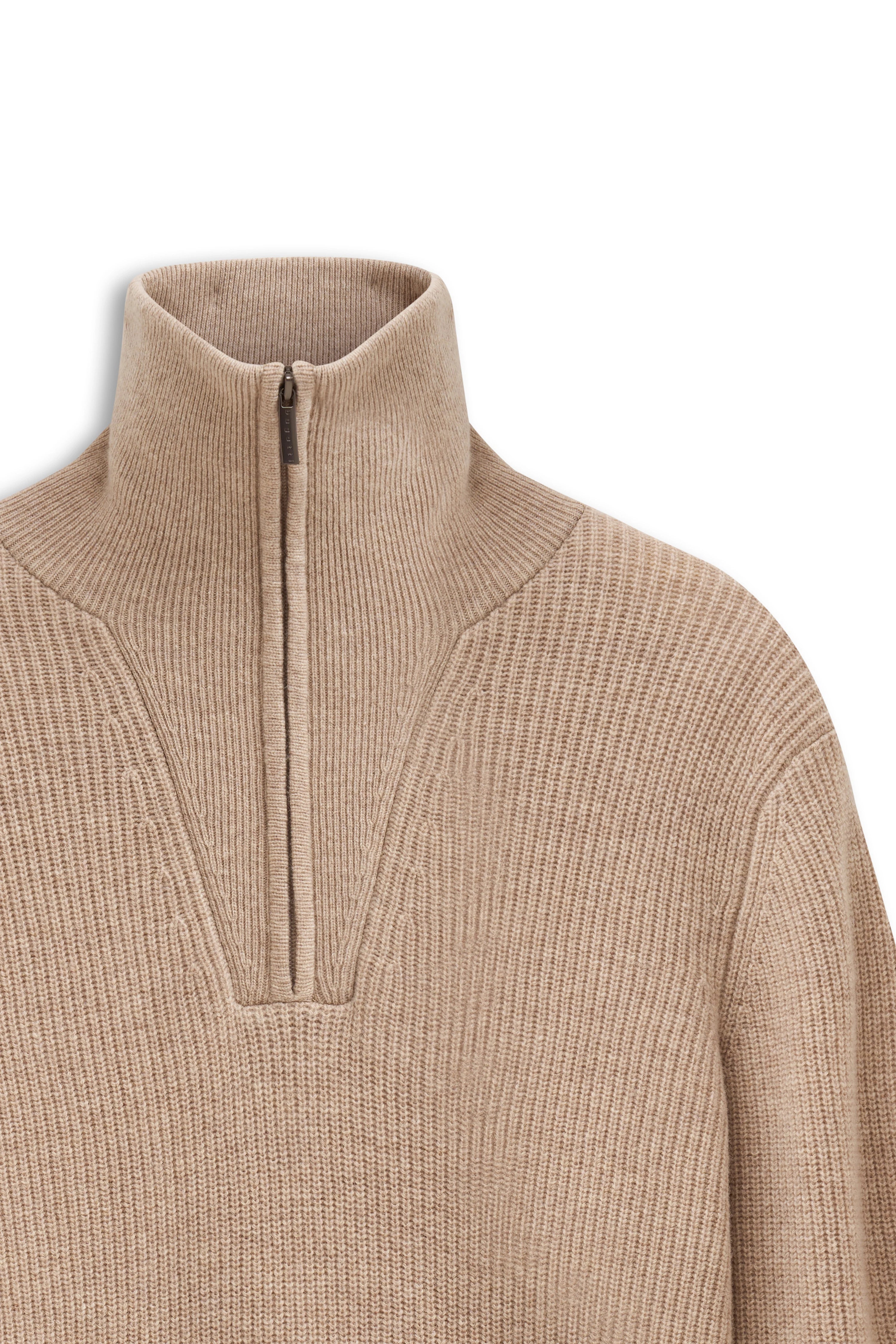 Beiger bugatti Pullover mit Stehkragen und Reißverschluss, Büstenbild.