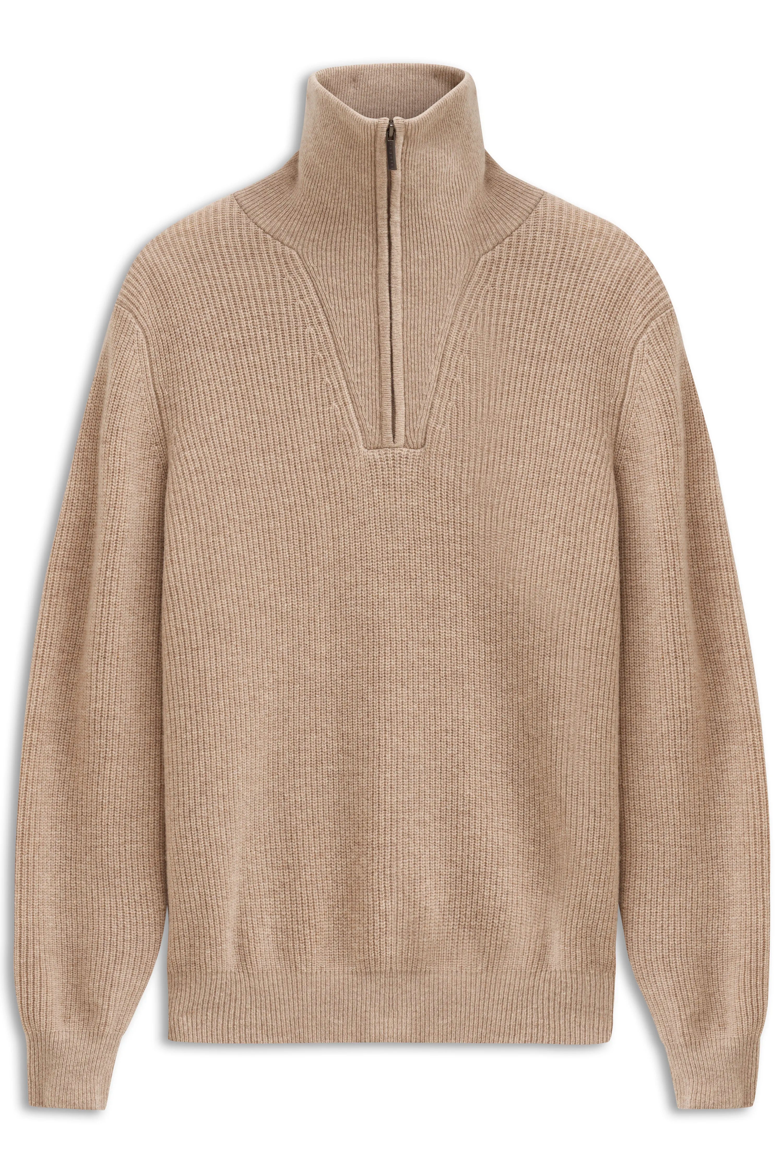 Beiger bugatti Strickpullover mit Reißverschluss und Stehkragen, Büstenbild.