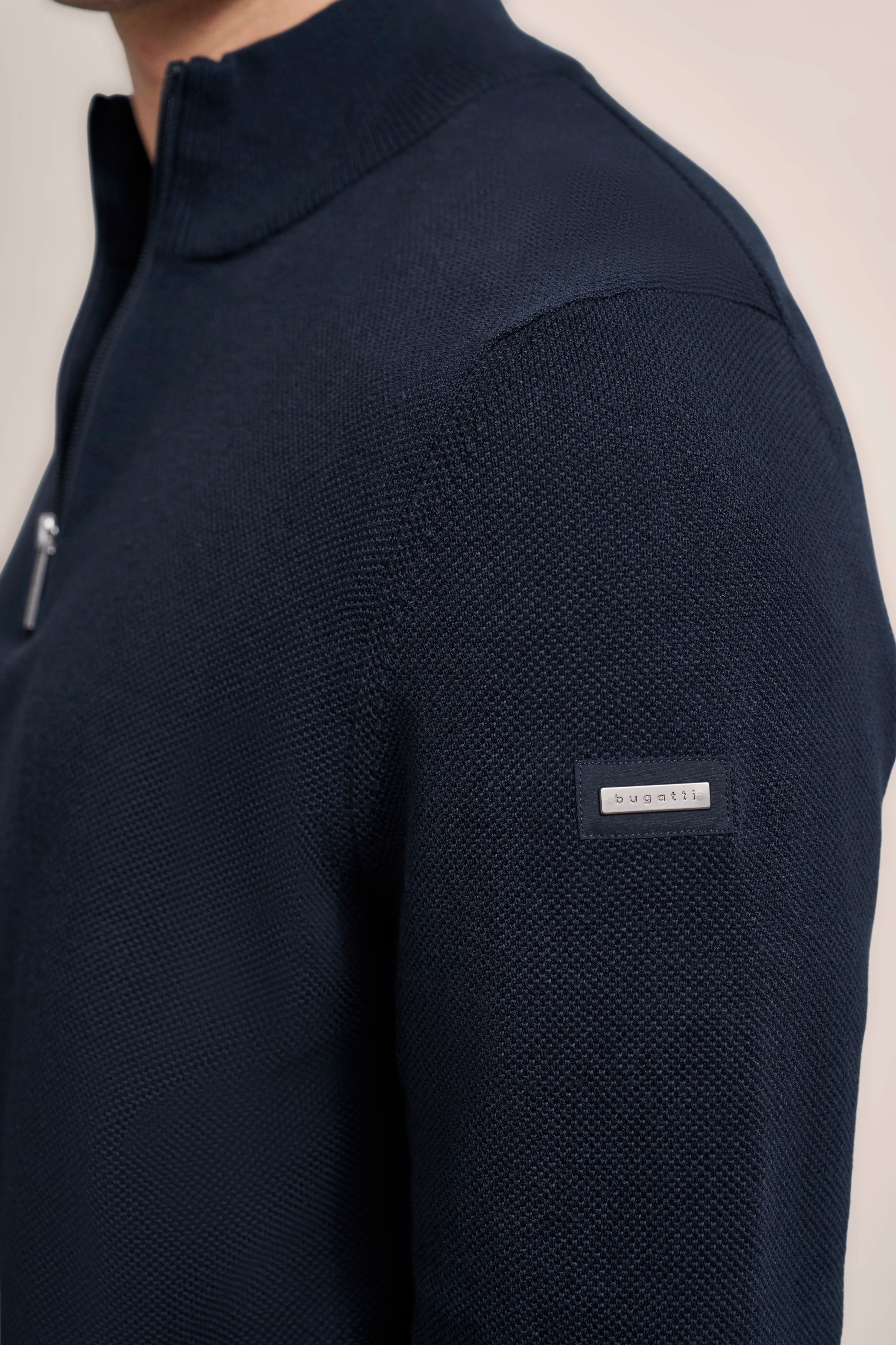 Dunkelblauer bugatti Pullover, strukturiert, Detailaufnahme, eleganter Stil, Büstenbild.