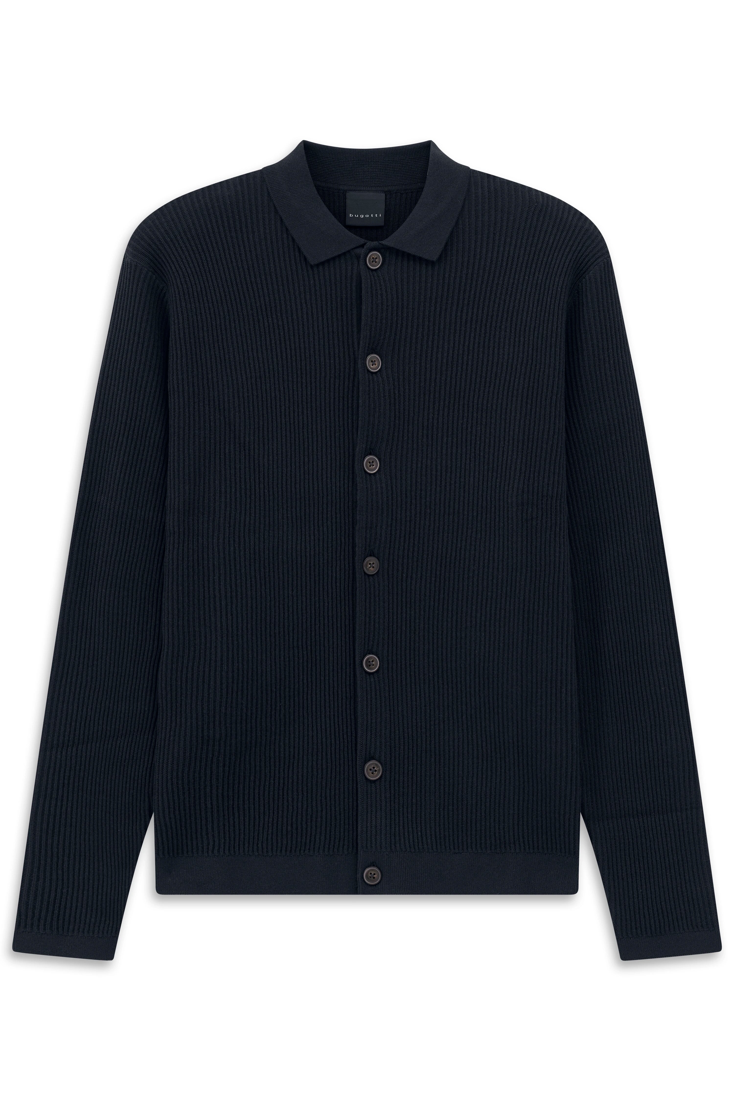 bugatti Outfit, dunkelblauer Pullover, gestreiftes Hemd, beige Hose, Model von hinten in lässiger Pose.