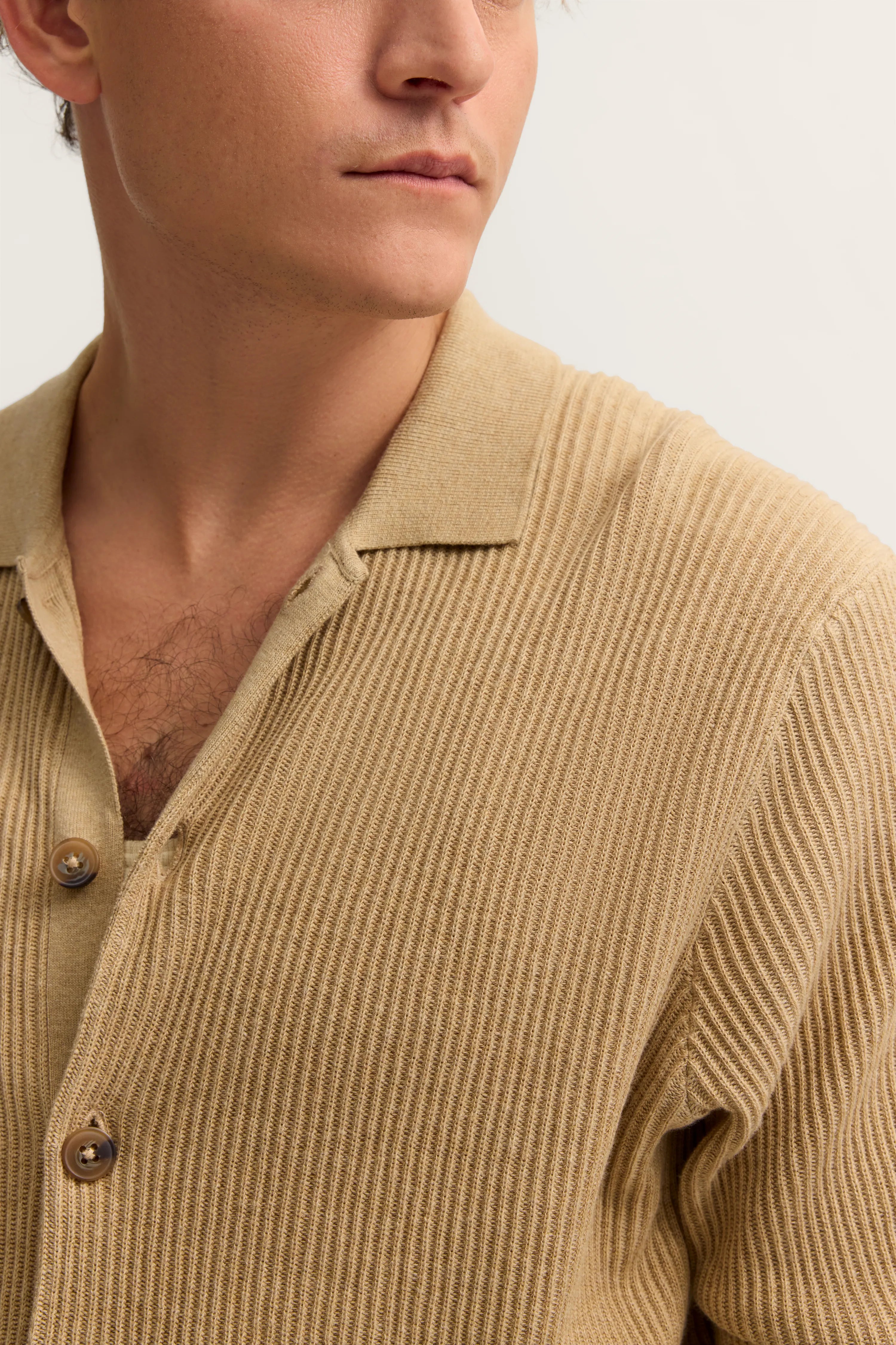 Beiger gerippter Cardigan mit Kragen, Detailaufnahme auf Model, stilvoller Look von bugatti.