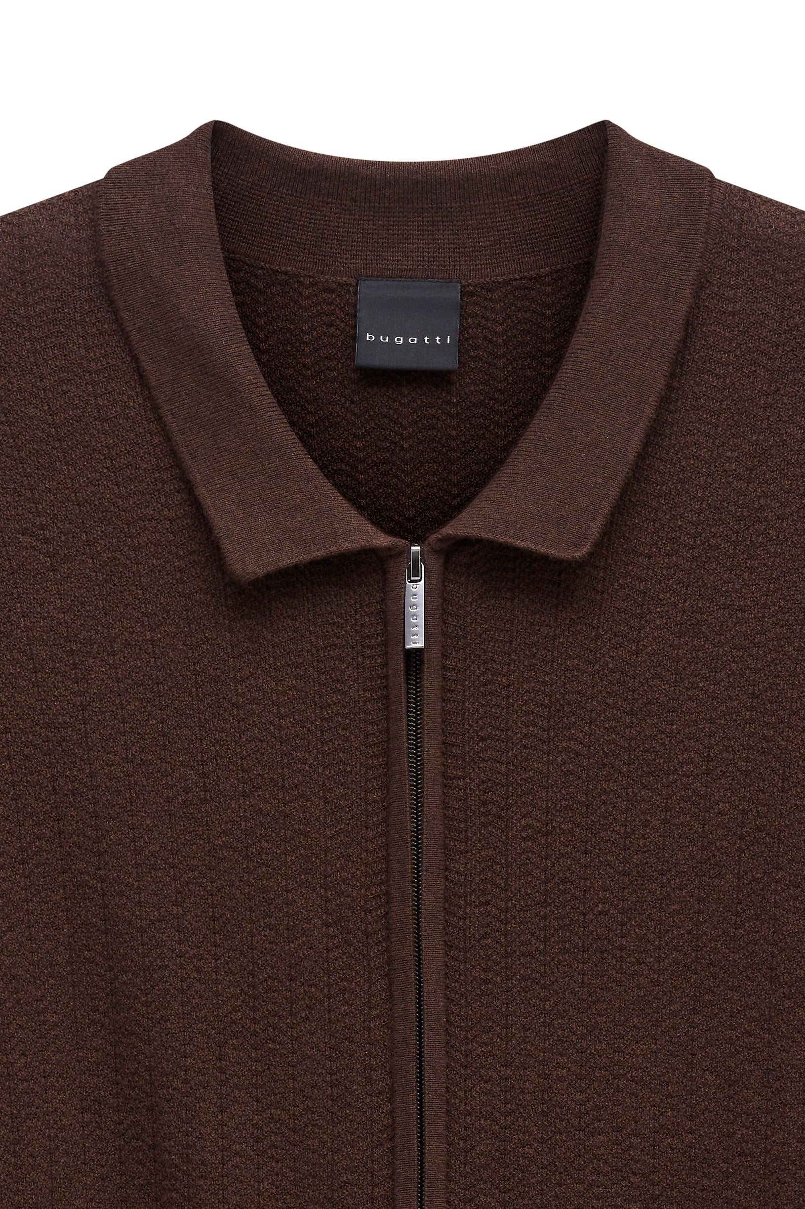 Brauner bugatti-Strick-Cardigan mit Reißverschluss, Büstenbild.