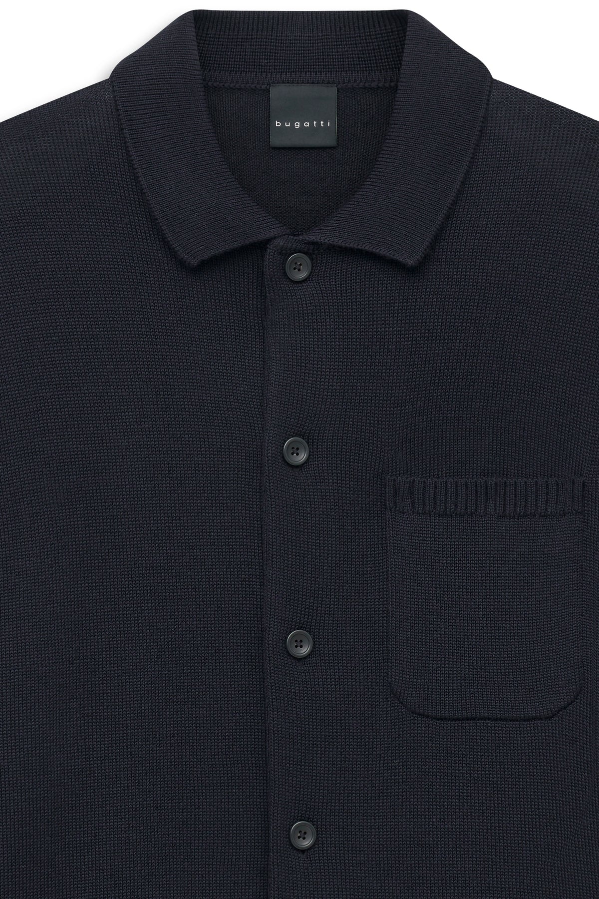 bugatti Strickjacke in Dunkelblau, Büstenbild, Knopfleiste, feines Muster, eleganter Casual-Stil.