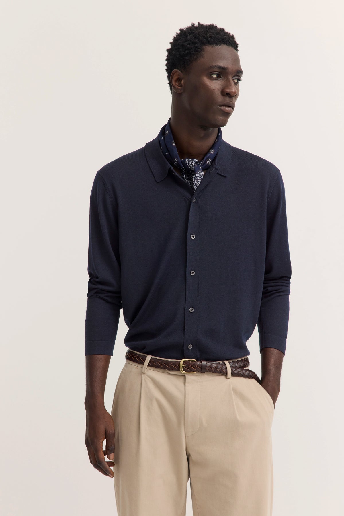Navy Strickhemd mit beige Chinos, Modelbild, entspanntes Posing, bugatti Stil.
