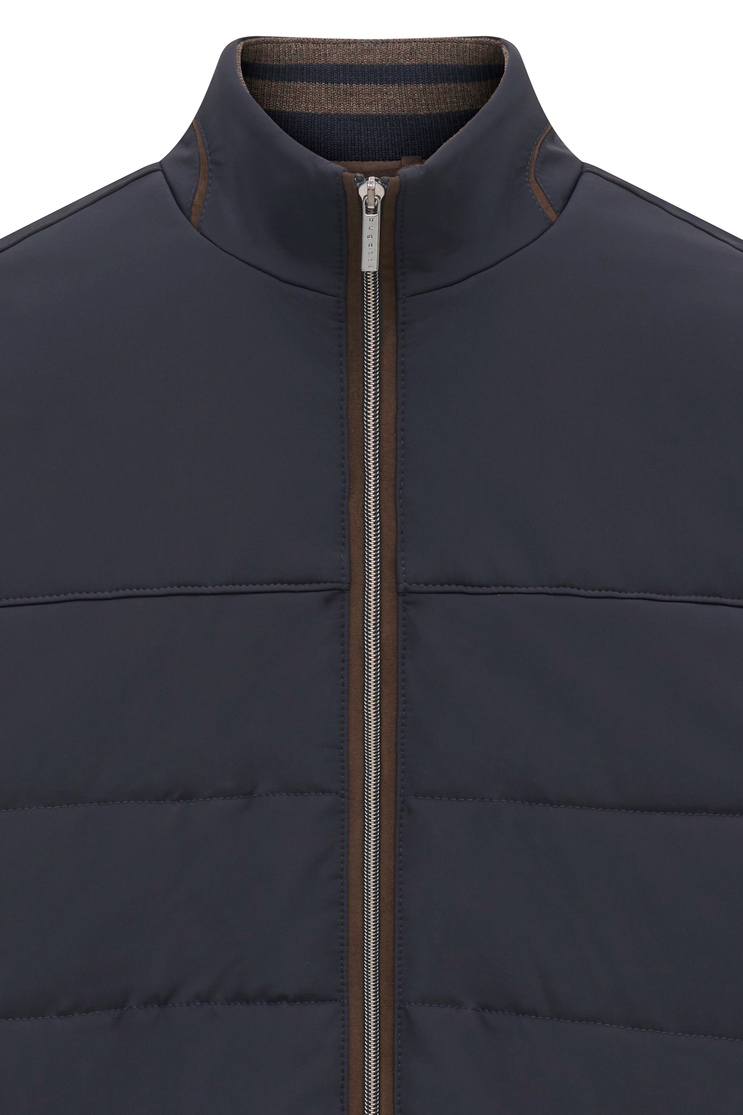 bugatti Steppjacke in Dunkelblau mit braunen Details, Büstenbild.