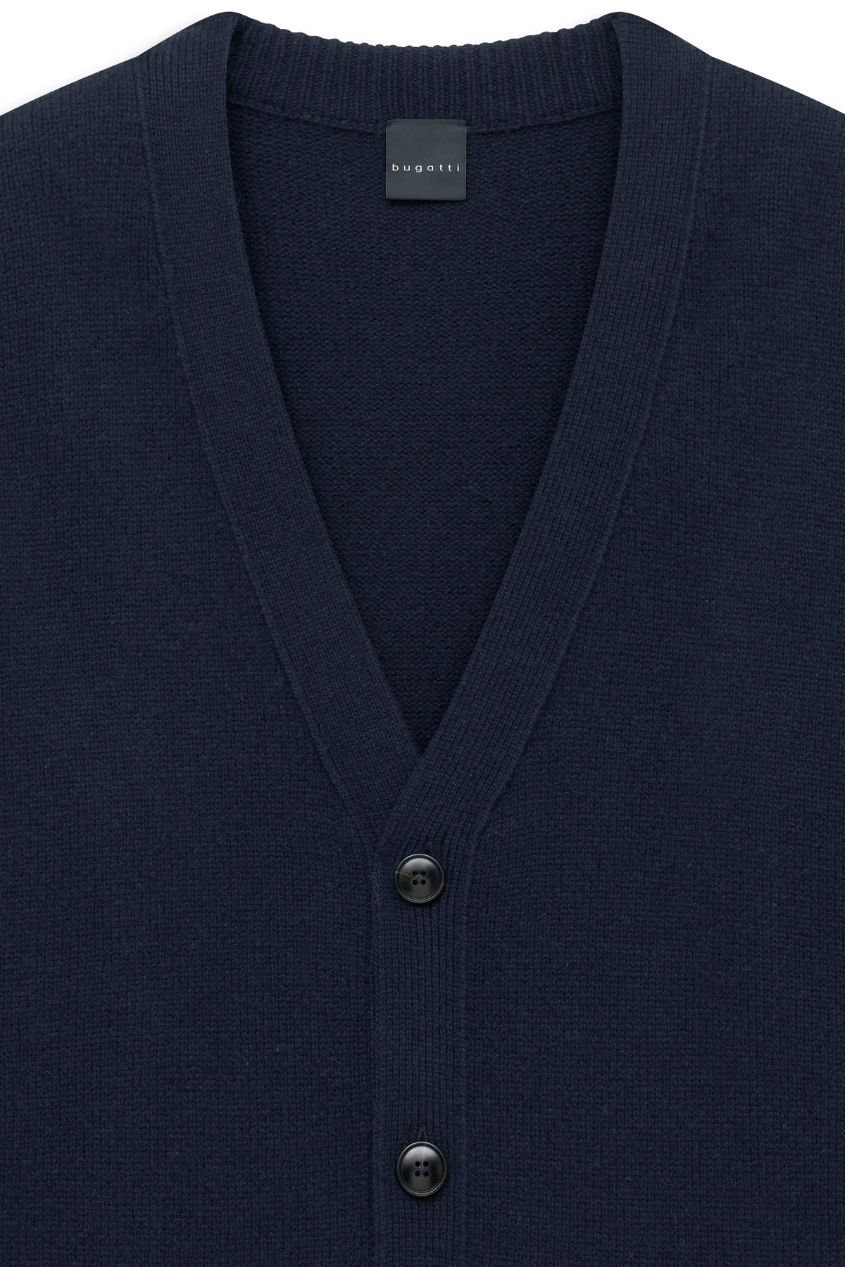 Dunkelblauer bugatti Cardigan, Nahaufnahme, Büstenbild, elegantes Strickmuster mit Knopfleiste.