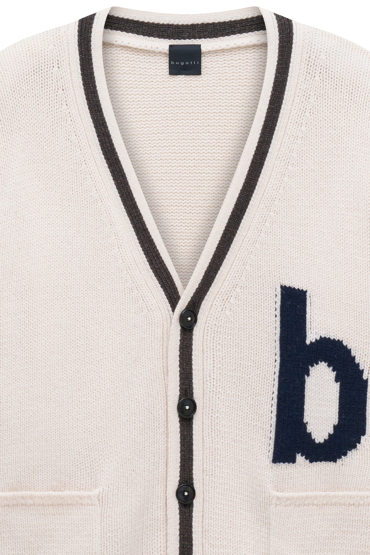Alt-Text: Büstenbild, cremefarbener bugatti-Cardigan mit dunkelblauen Akzenten und Knopfleiste.