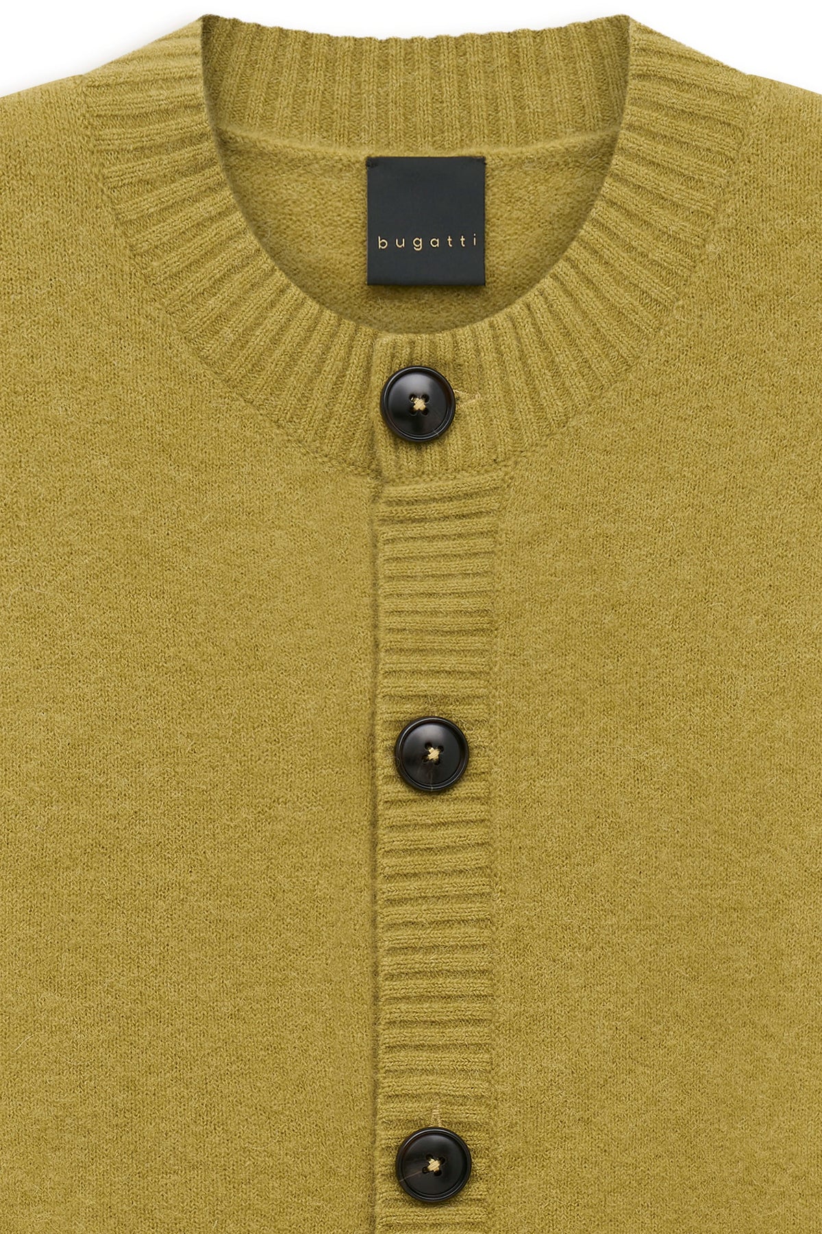 bugatti olivgrüner Cardigan im Detail, Büstenbild, mit schwarzen Knöpfen.