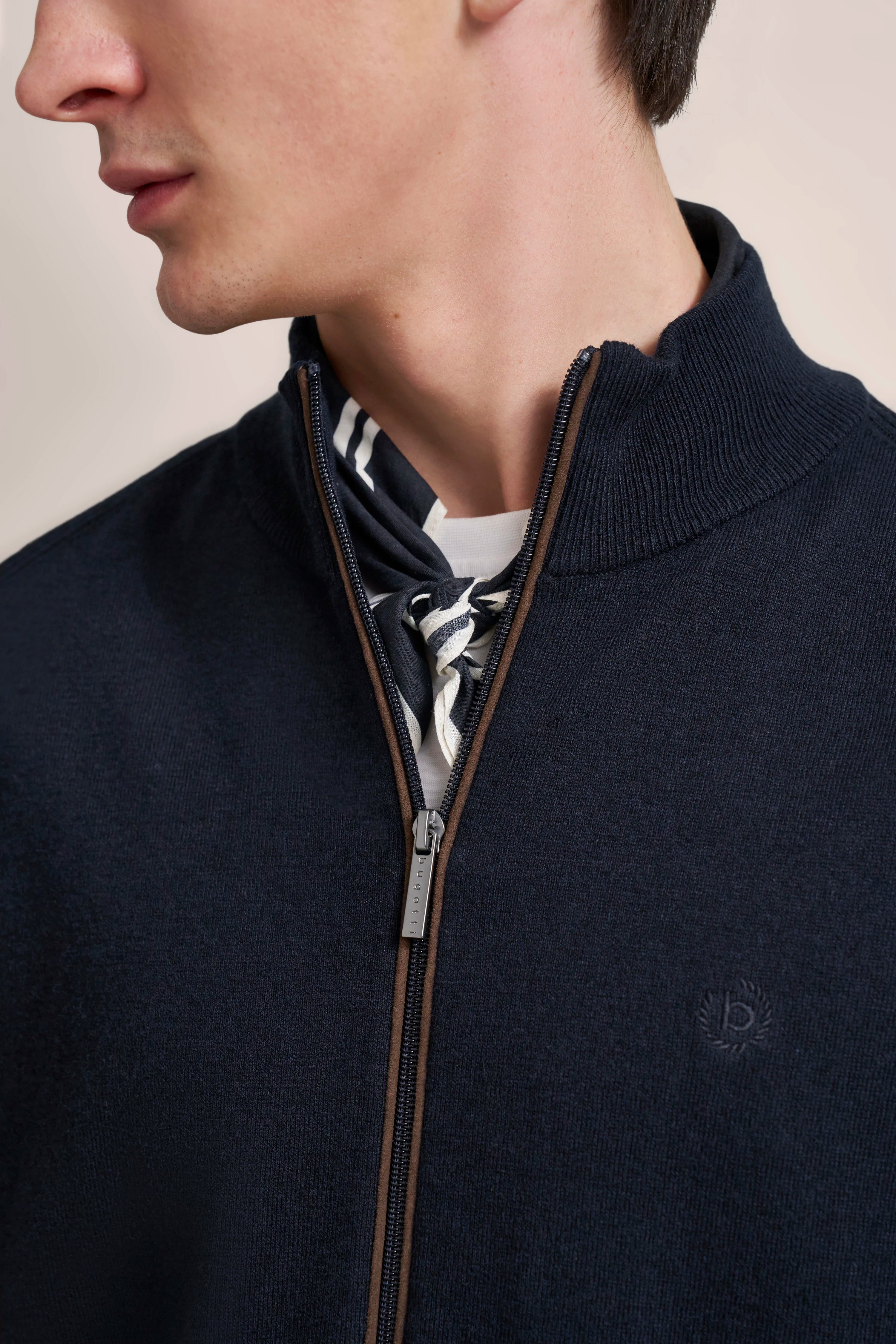 Navy bugatti Strickjacke mit Reißverschluss, weiß-blaues Halstuch, Detailaufnahme.