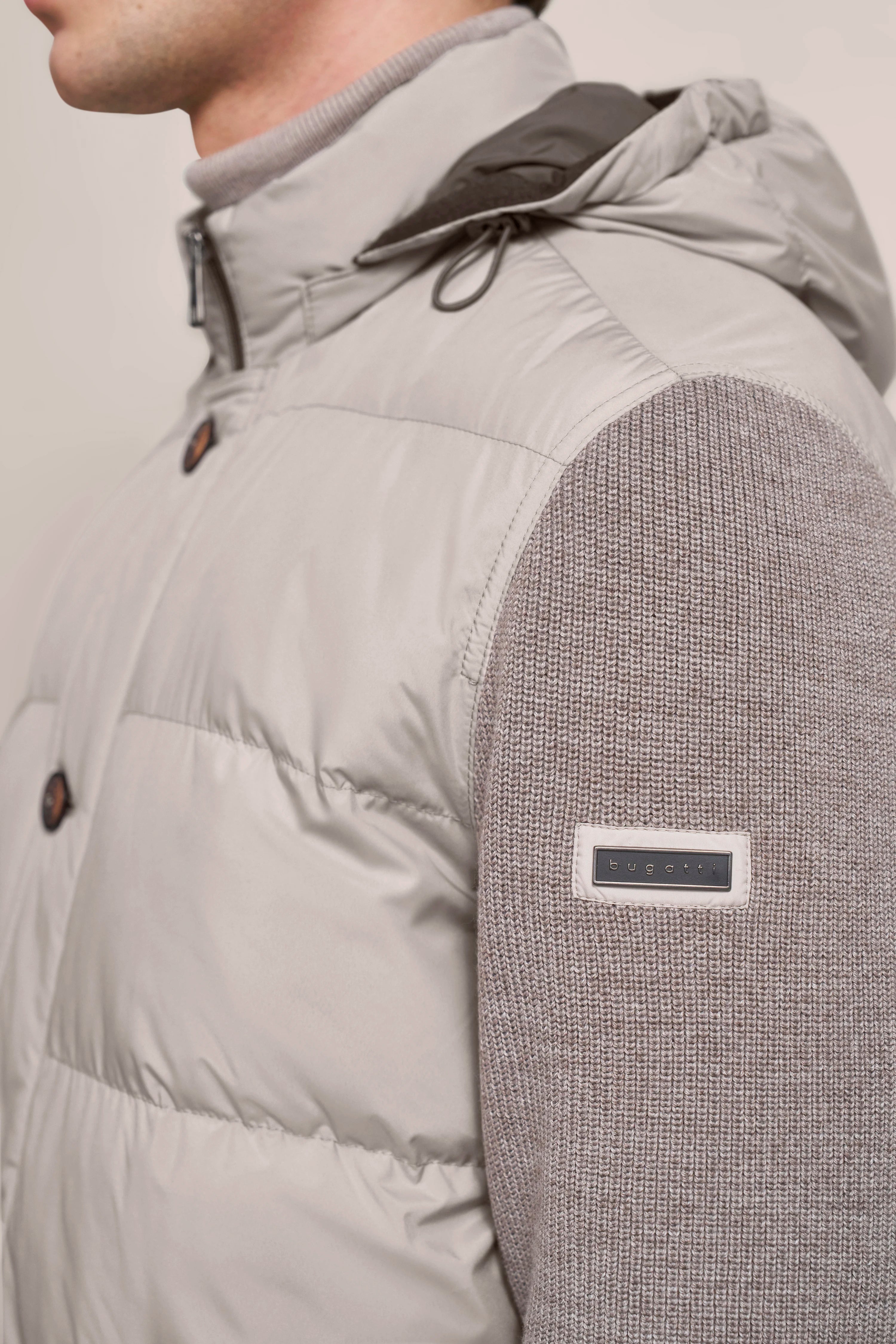 Graue bugatti Jacke mit Strickärmeln, Close-up-Bild, hochwertiges Material.