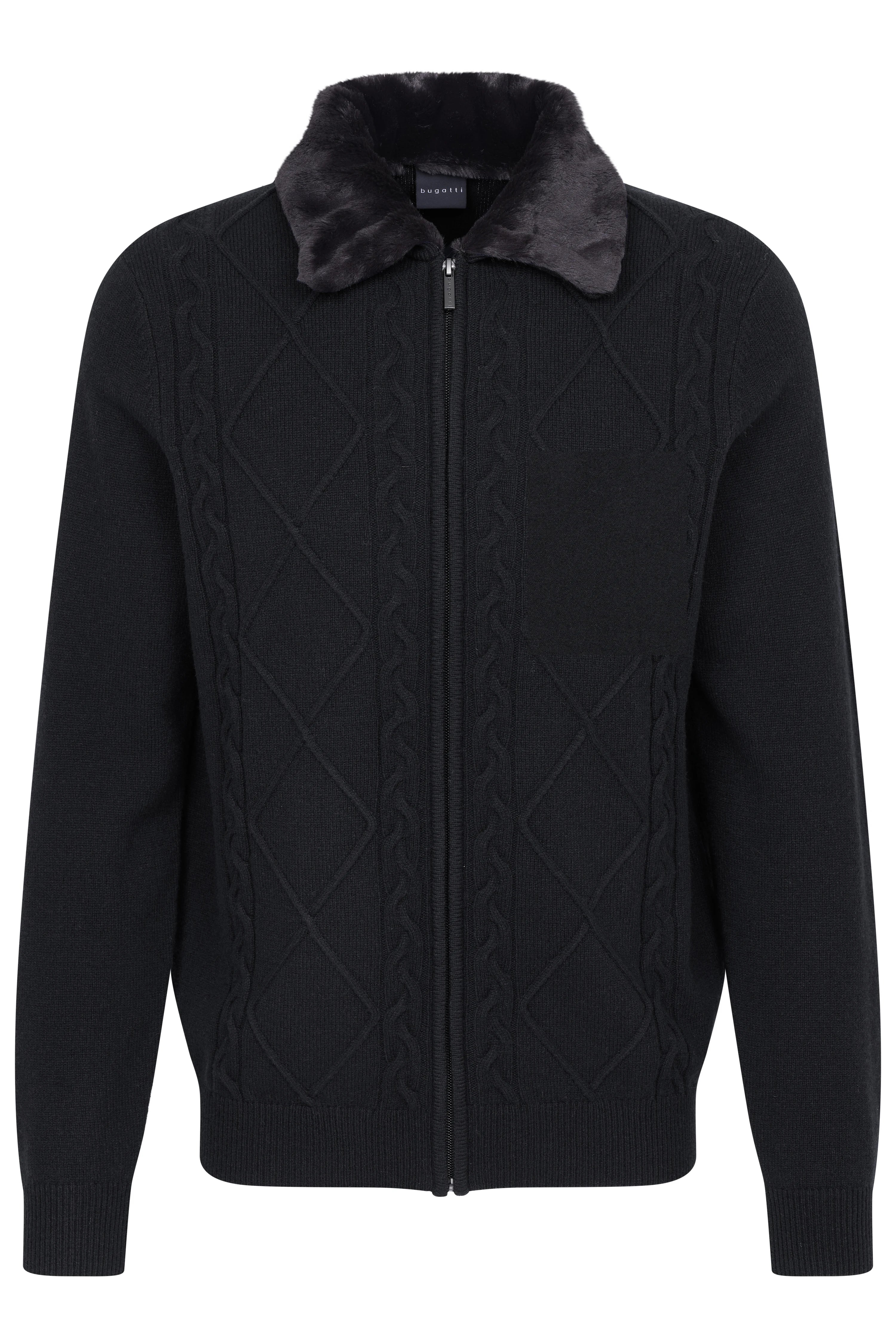 Schwarzer bugatti Strickjacke mit Reißverschluss und Kunstfellkragen, Büstenbild.