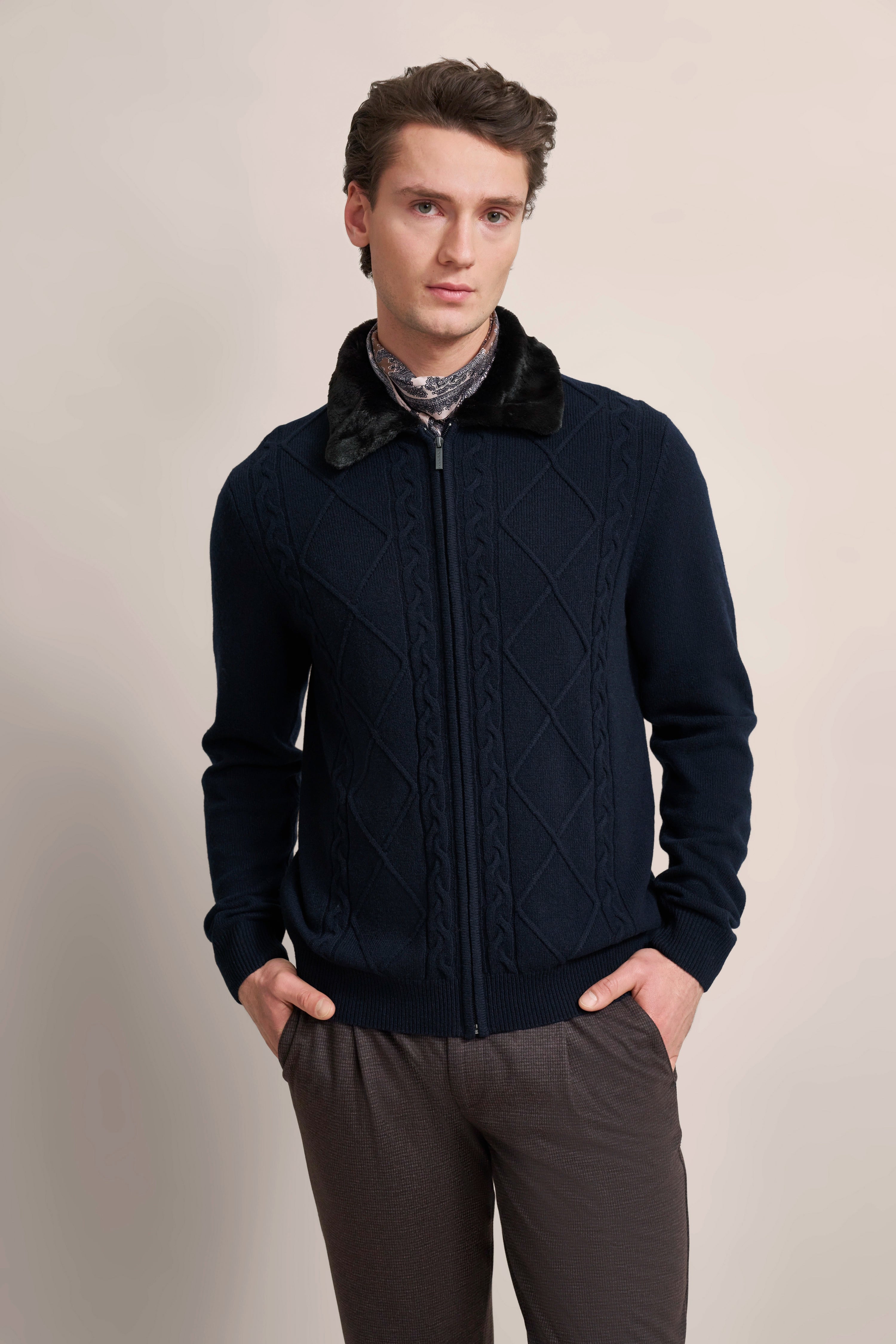 Navy Strickjacke mit Muster und schwarzem Kragen, Modelbild, Hände in Taschen, bugatti Stil.