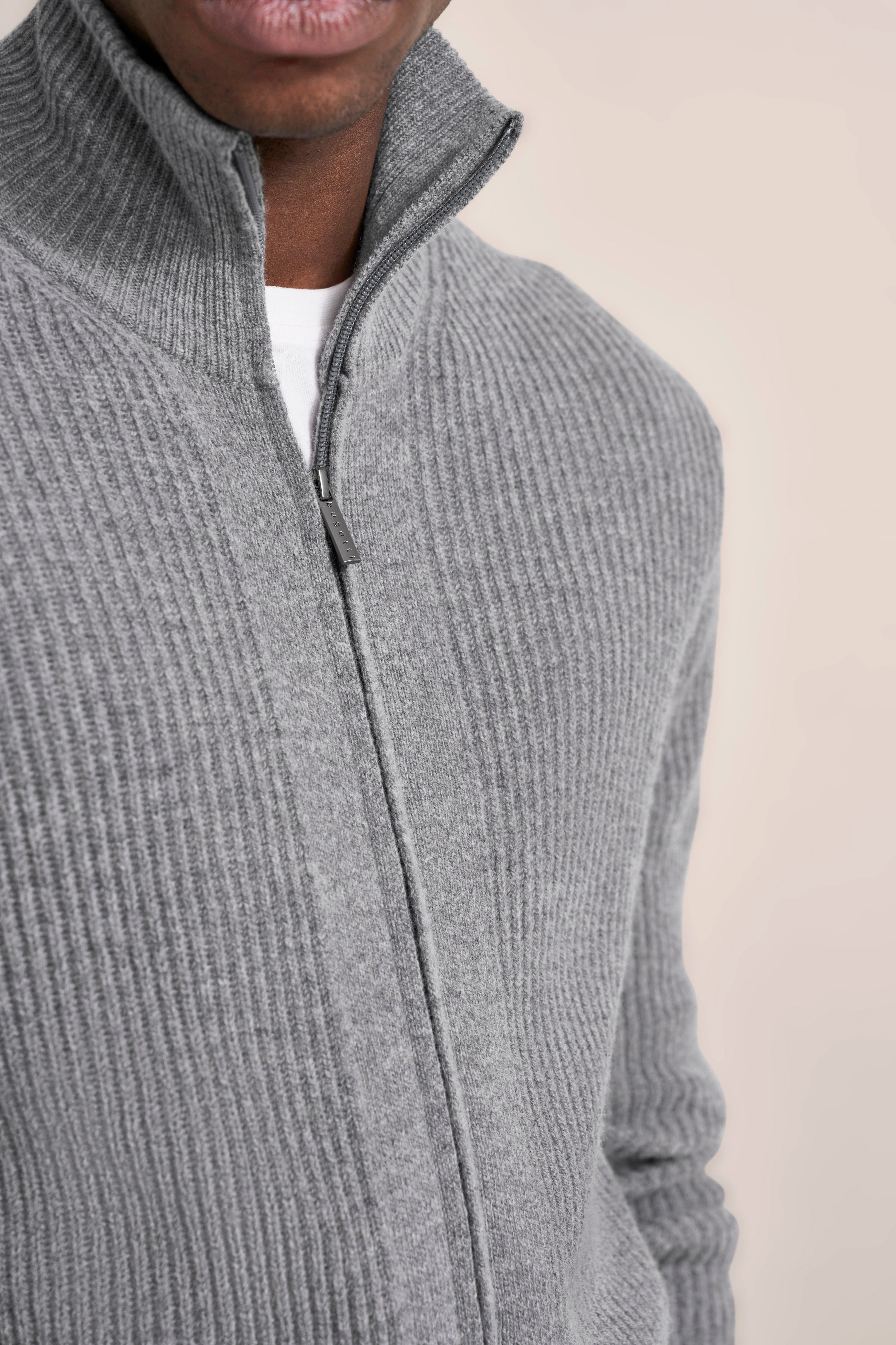 Grauer Strickpullover von bugatti, Büstenbild, hoher Kragen, Reißverschluss, lässiger Stil.