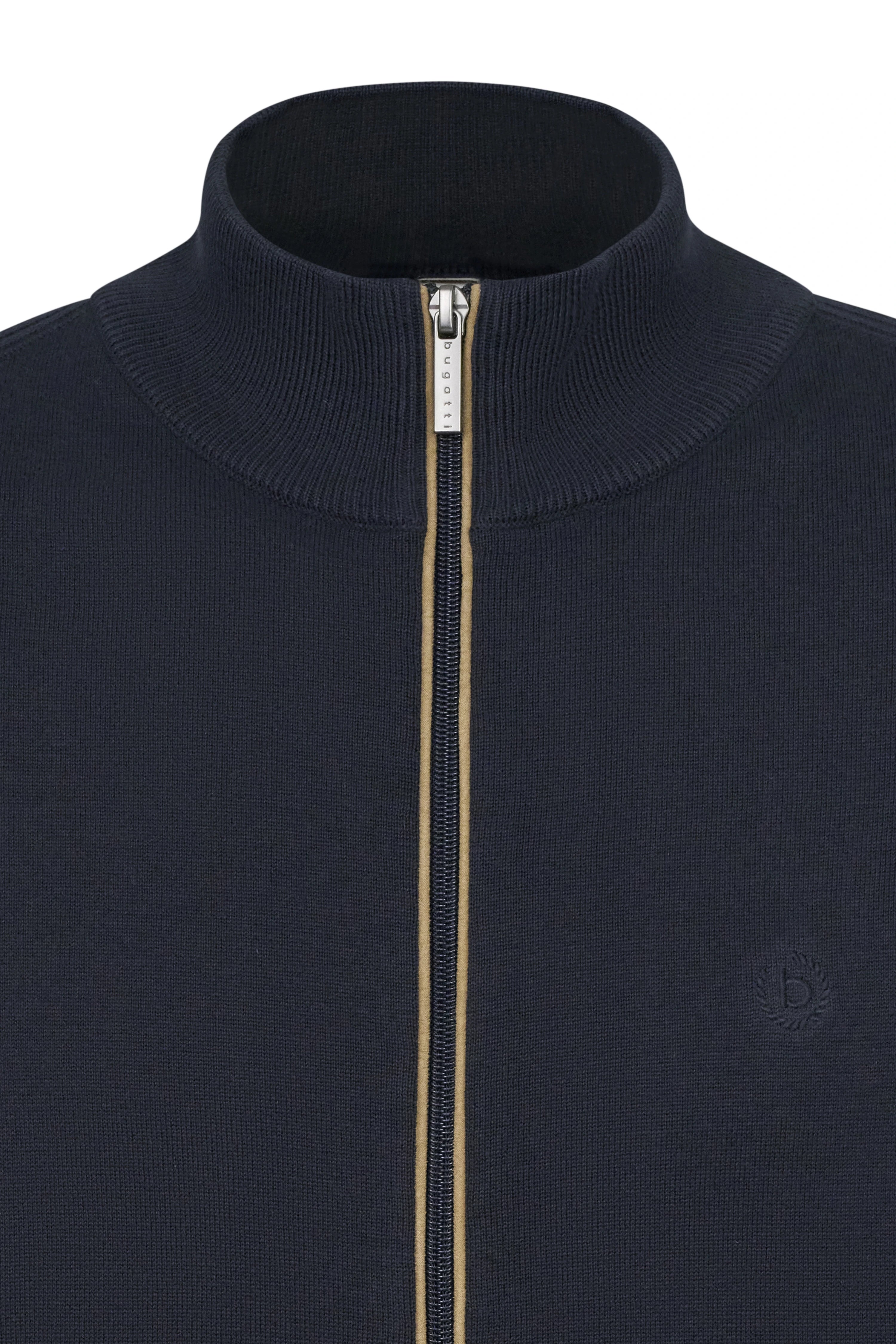 Marineblauwe bugatti-jas met ritssluiting, gestreept shirt, modelpose, casual uitstraling.