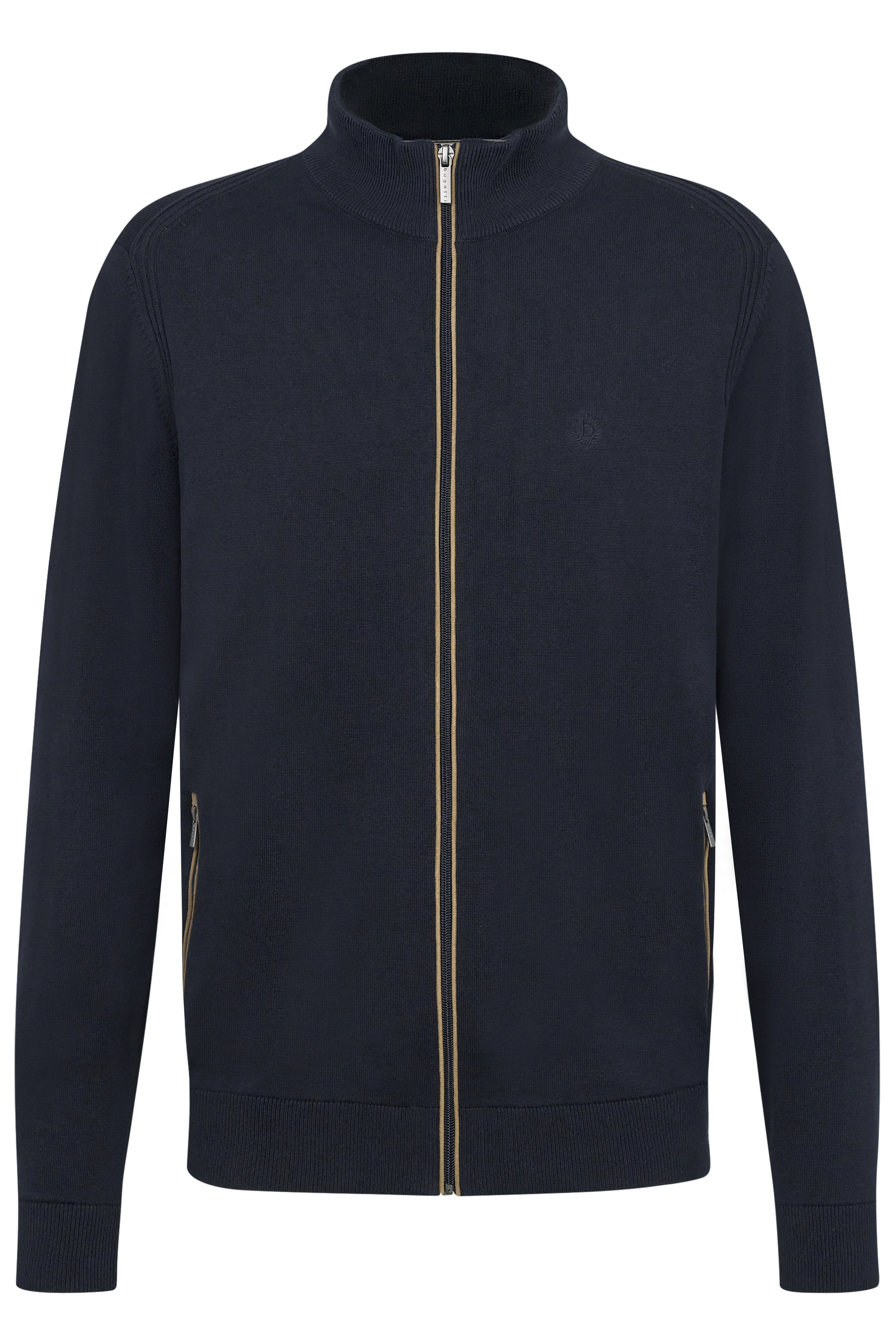 bugatti model van achteren, donkerblauwe trui, beige broek, ontspannen houding.
