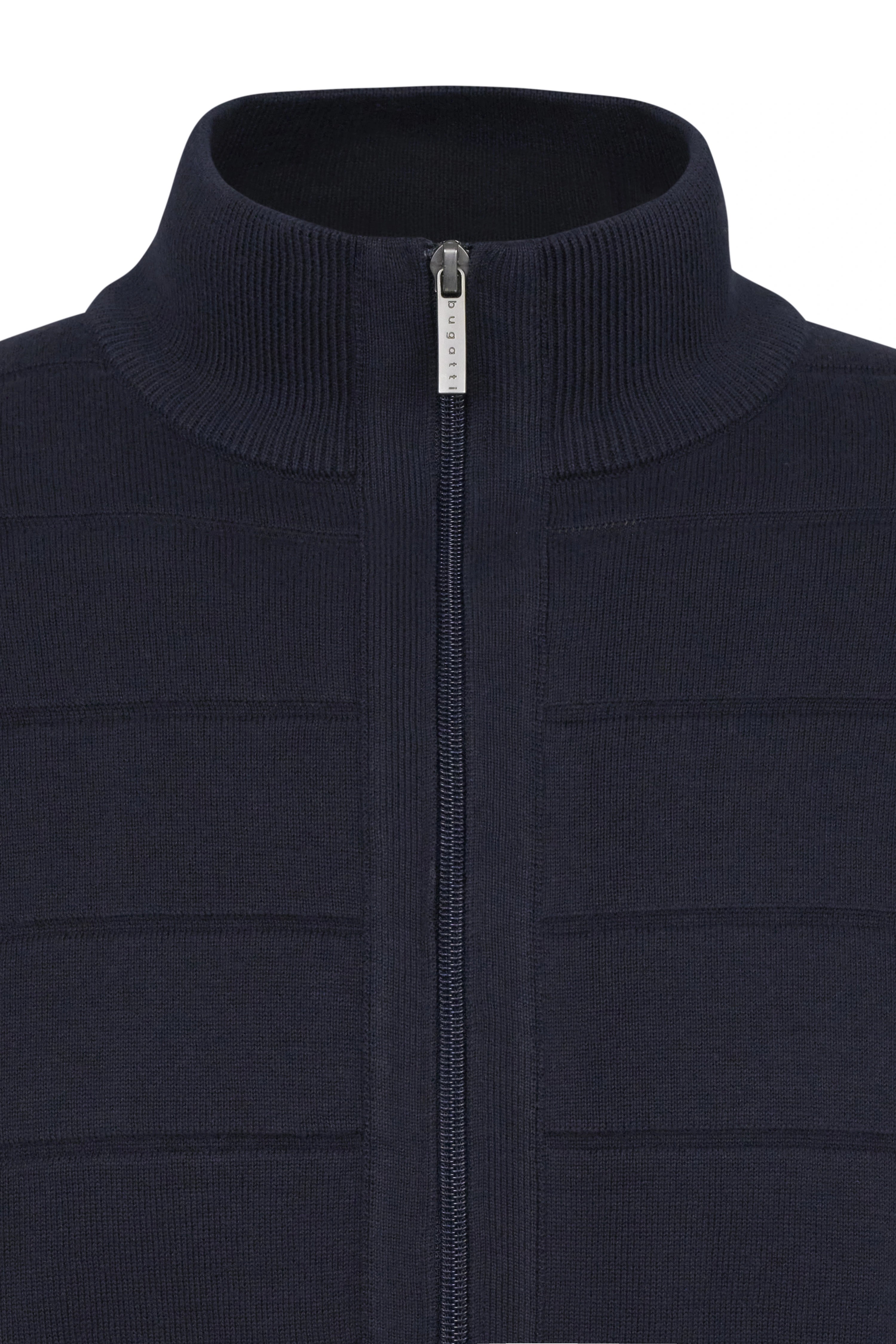 Donkerblauwe bugatti trui met rits en opstaande kraag, detailopname.
