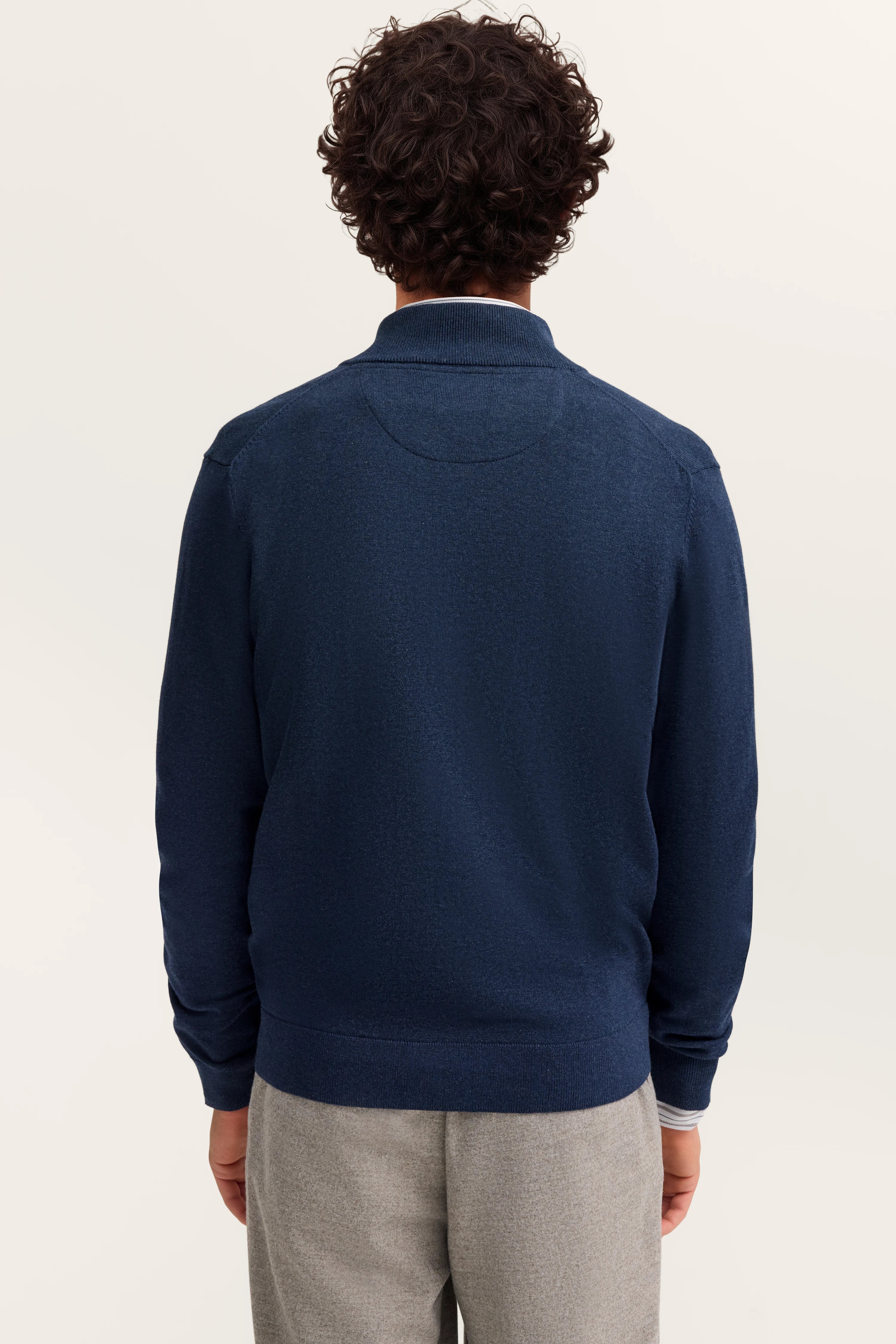 Navyblauer Pullover von bugatti, Rückansicht, graue Hose, legeres Modelbild.