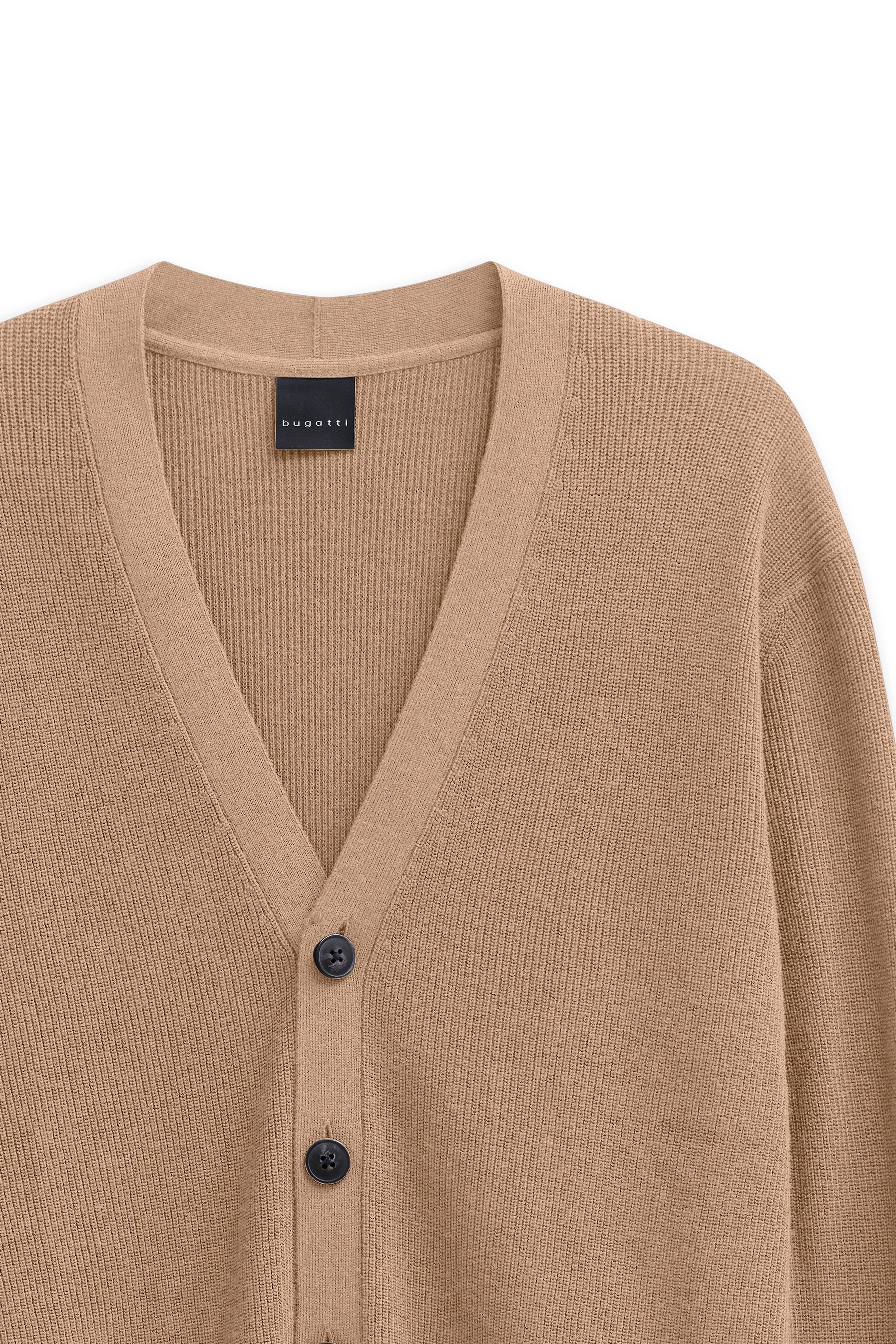 Beigefarbener bugatti Cardigan mit V-Ausschnitt und Knopfleiste, Büstenbild.