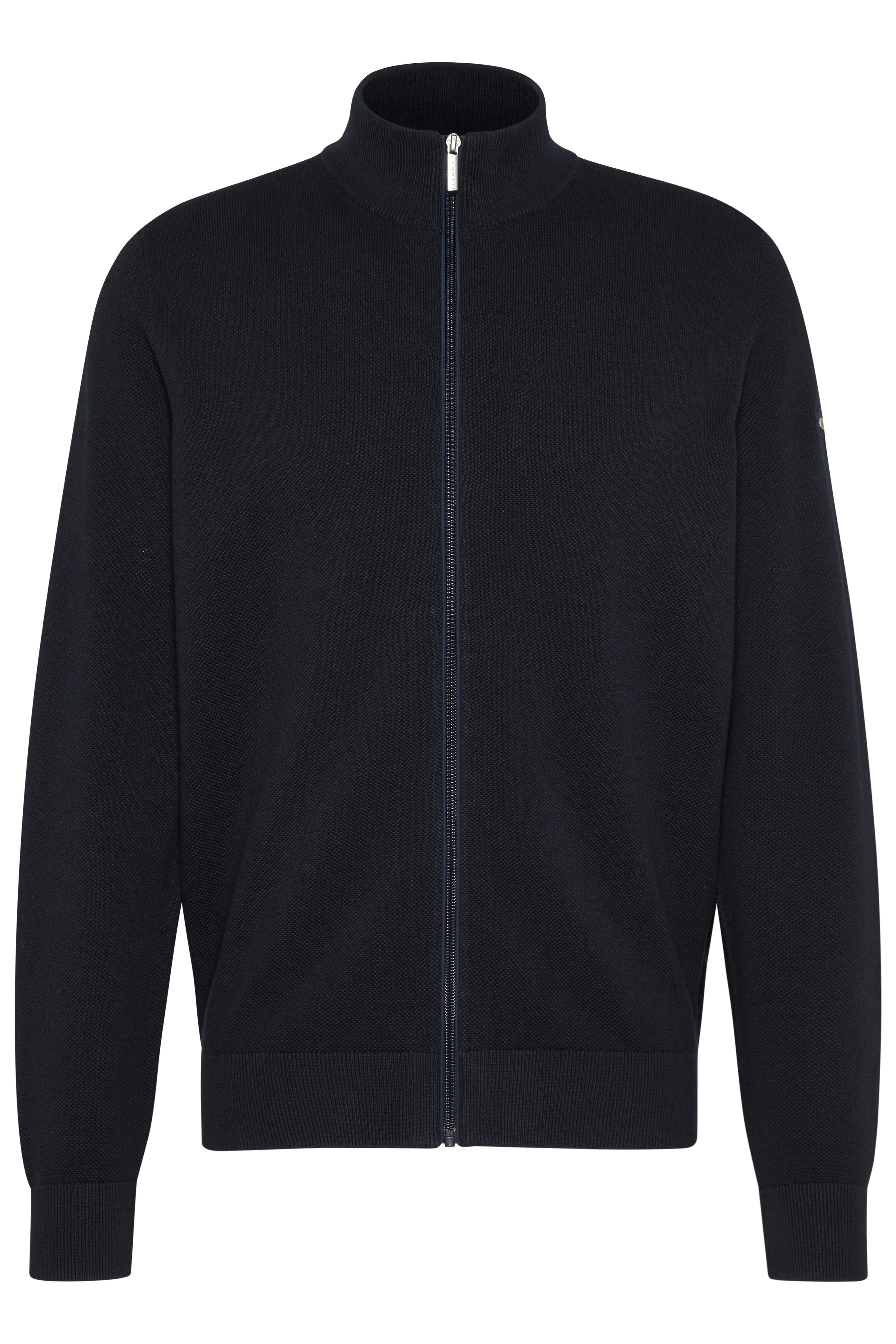 bugatti Modelbild Rückansicht, dunkelblauer Pullover, leger, entspannte Pose, zeitloser Stil.