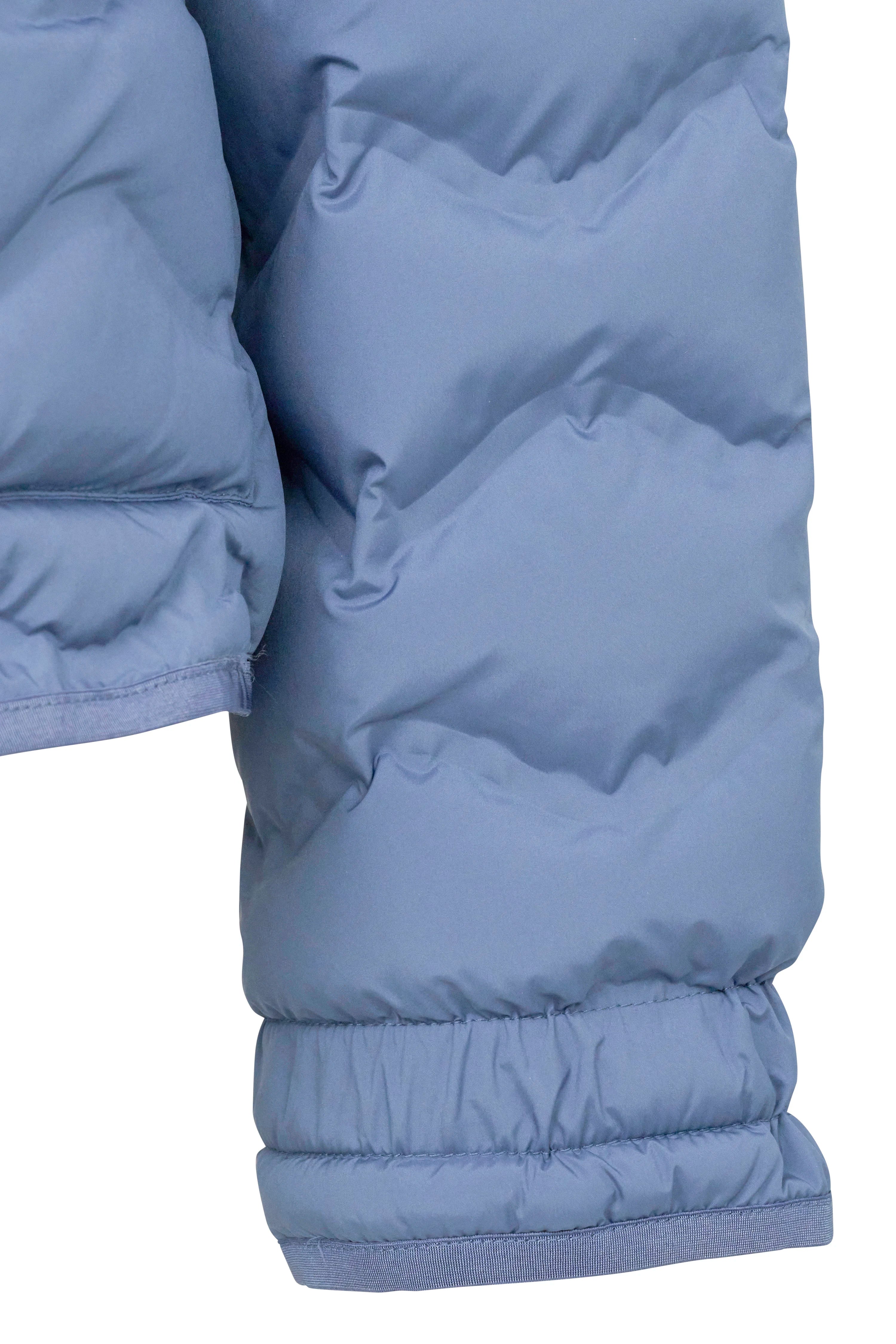 Blaue Steppjacke mit Reißverschluss, Detailaufnahme, bugatti.