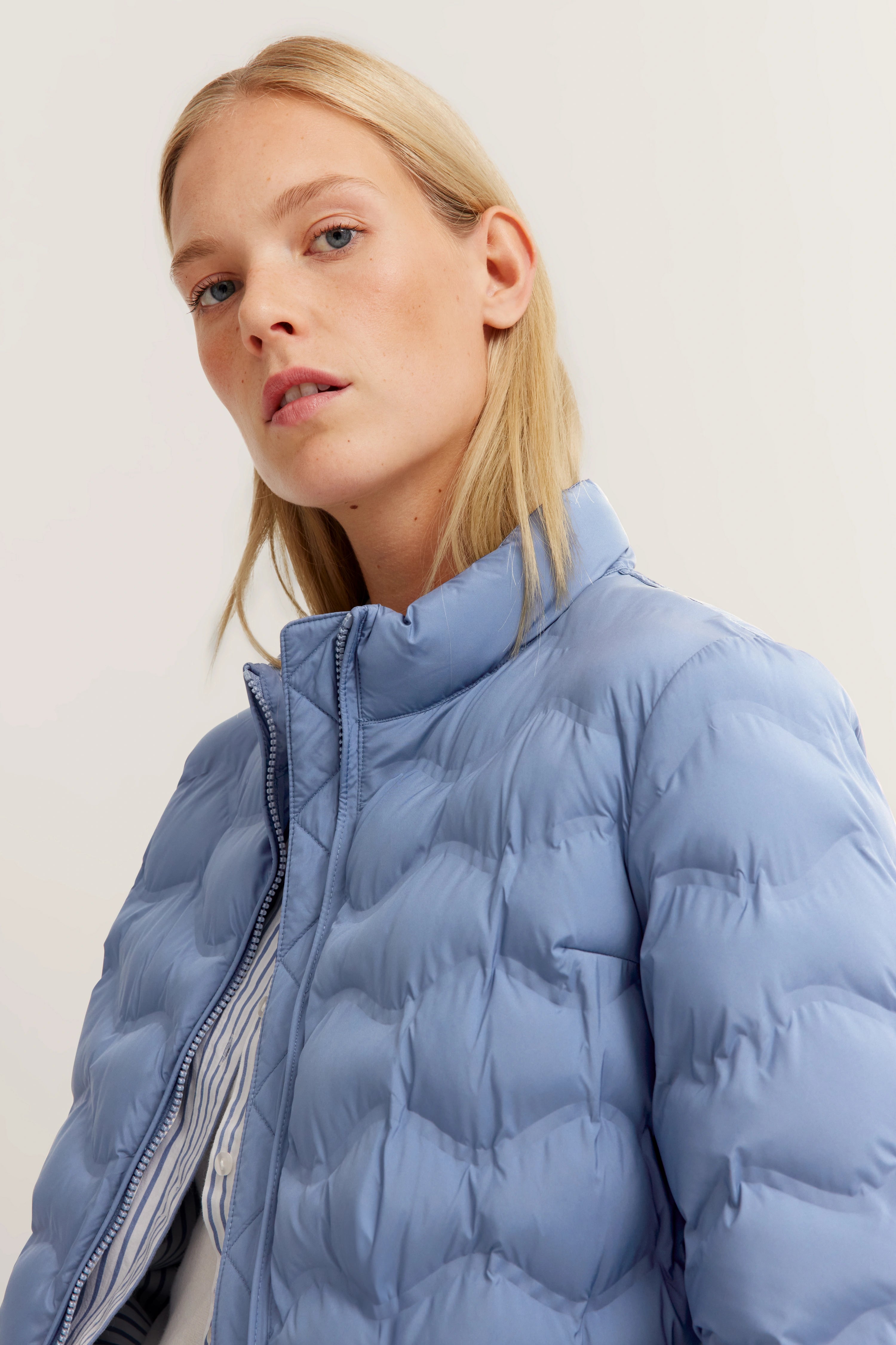 Blauer bugatti Steppjacke, Rückansicht, legeres Bild, modisches Design für stilvollen Look.