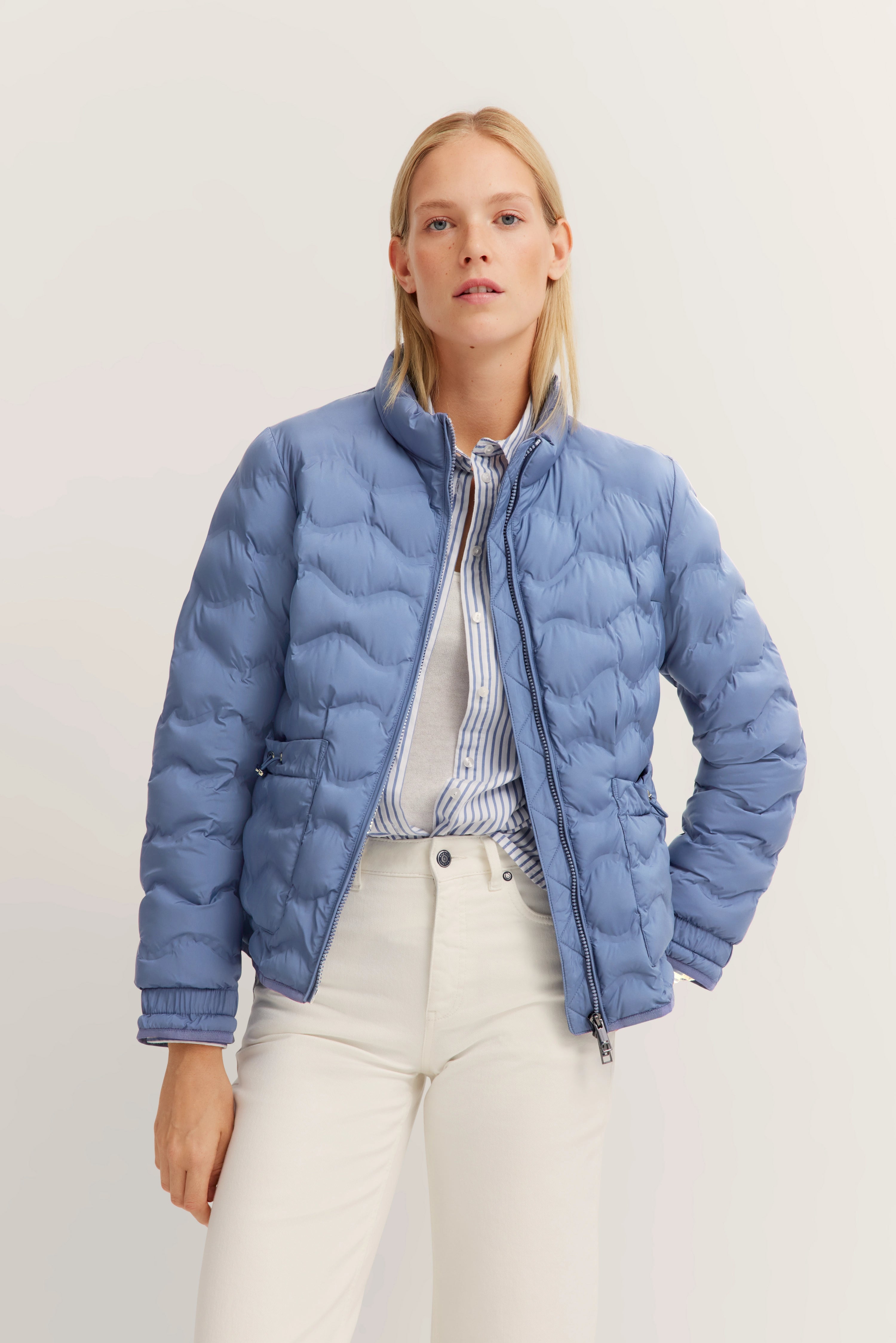 Blau gewatteerde jas, gestreepte blouse, witte broek