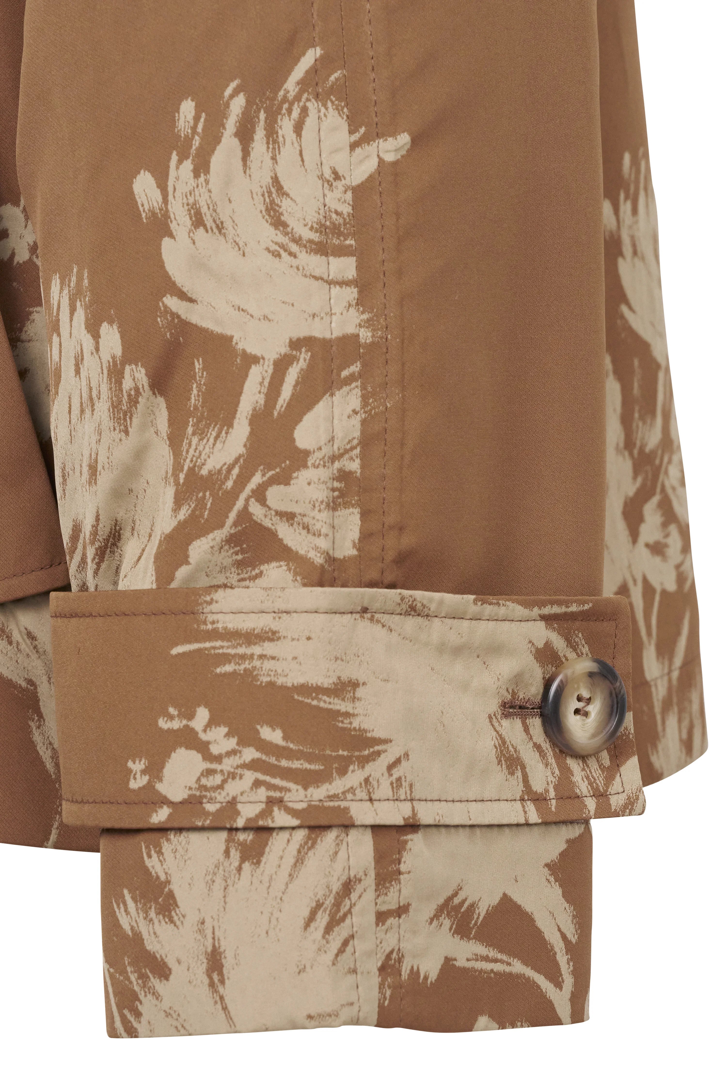Bruin bugatti jack met abstract beige patroon, detail van mouw en knoop.