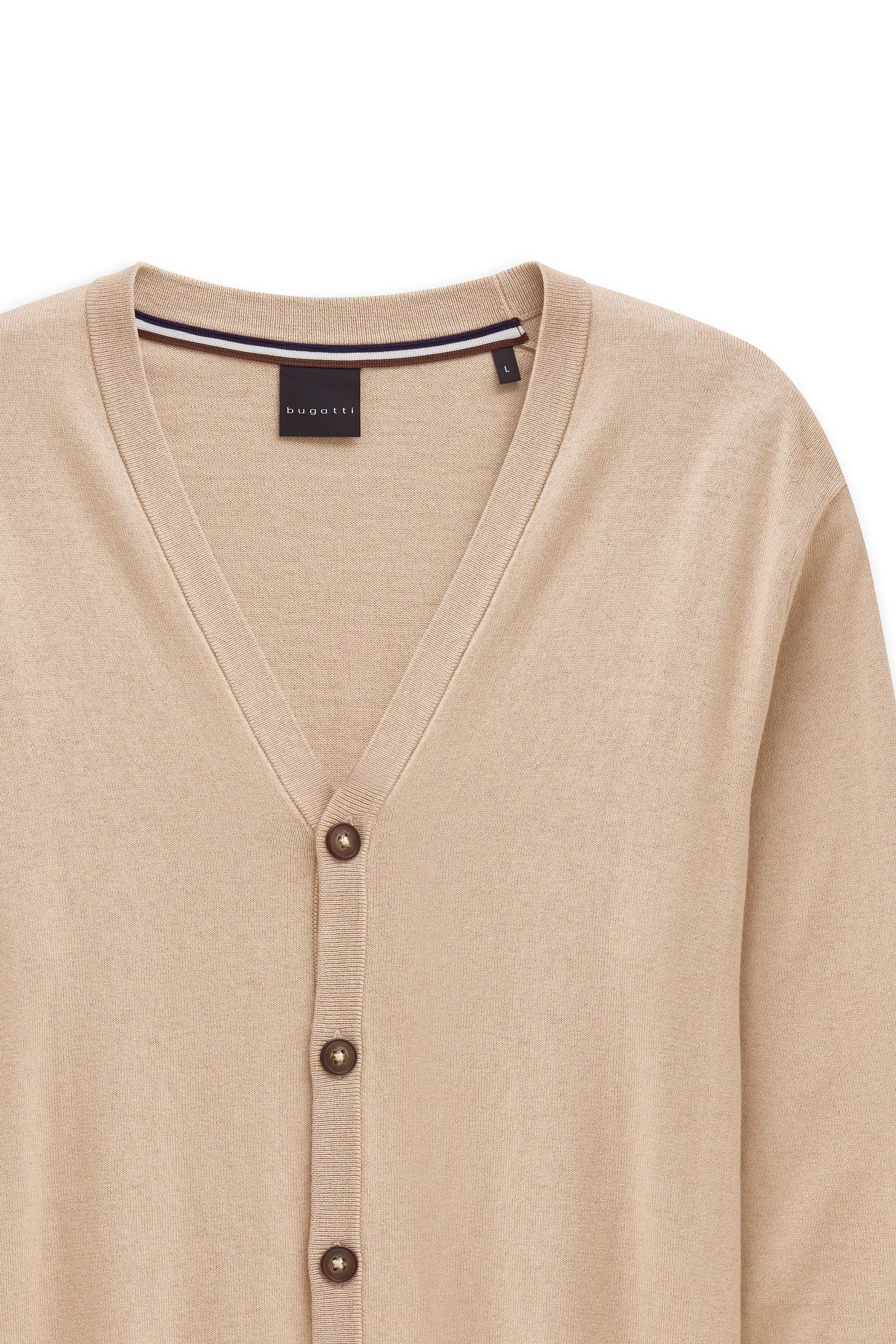 Beiger bugatti Cardigan mit V-Ausschnitt und Knöpfen, Büstenbild.
