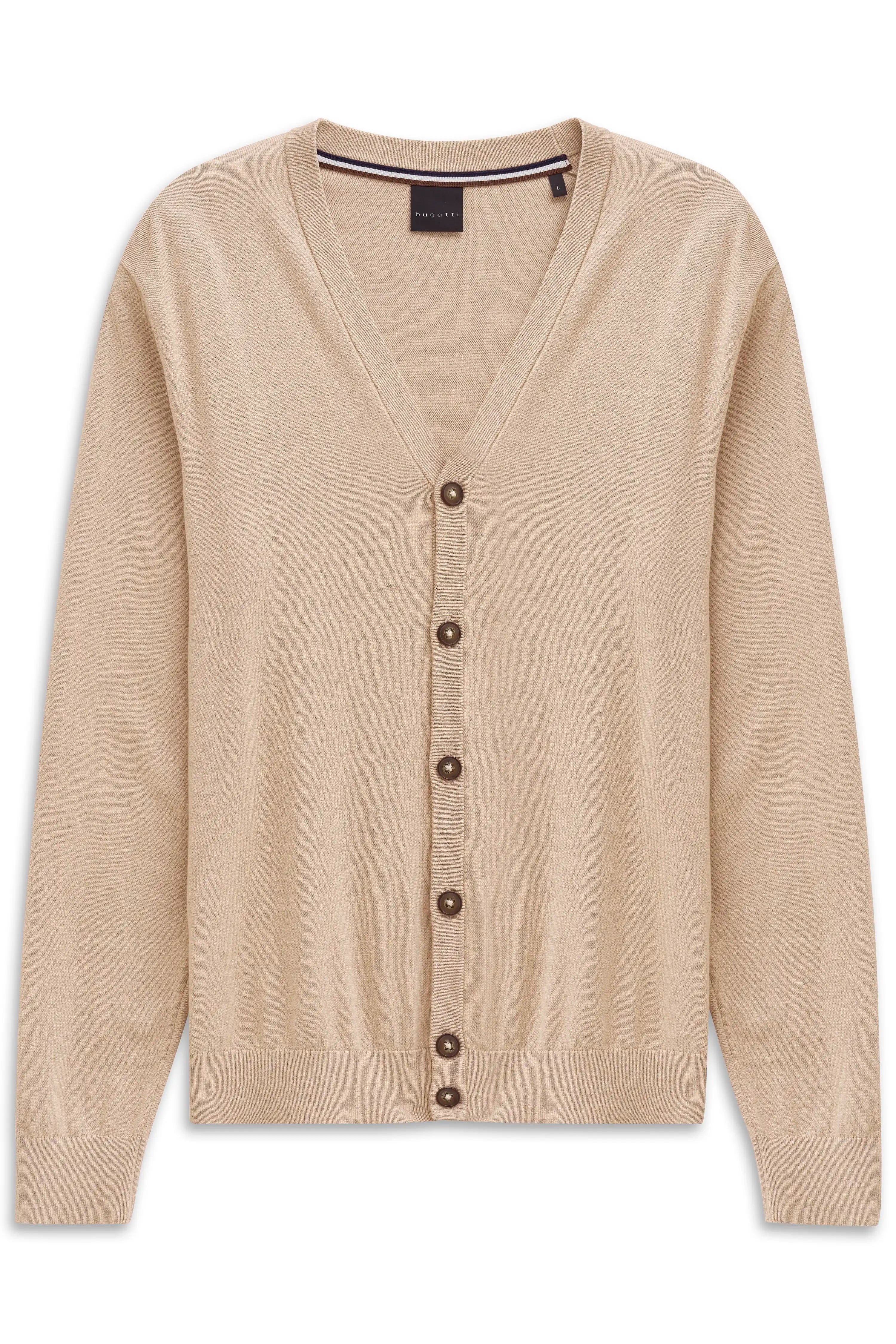 Beige bugatti Cardigan mit V-Ausschnitt und Knopfleiste, Büstenbild.
