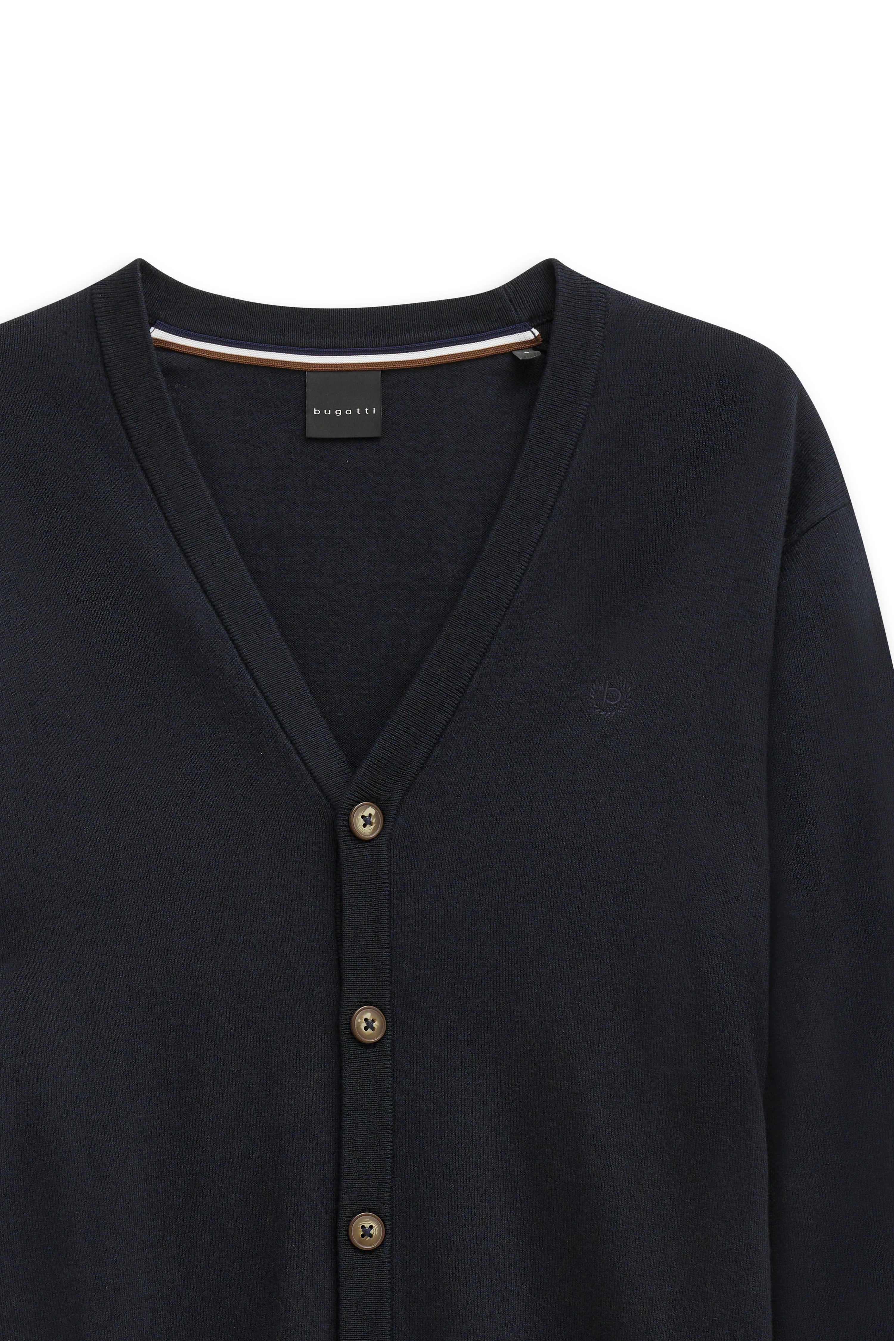 Dunkelblauer bugatti Cardigan, V-Ausschnitt, Knopfleiste, legeres Büstenbild.