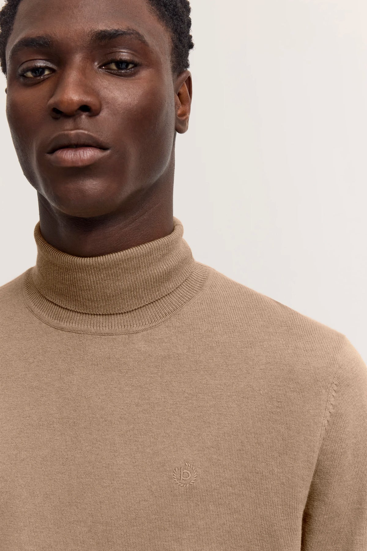 Bugatti Rollkragenpullover in Beige, Modelbild, entspanntes Posen.