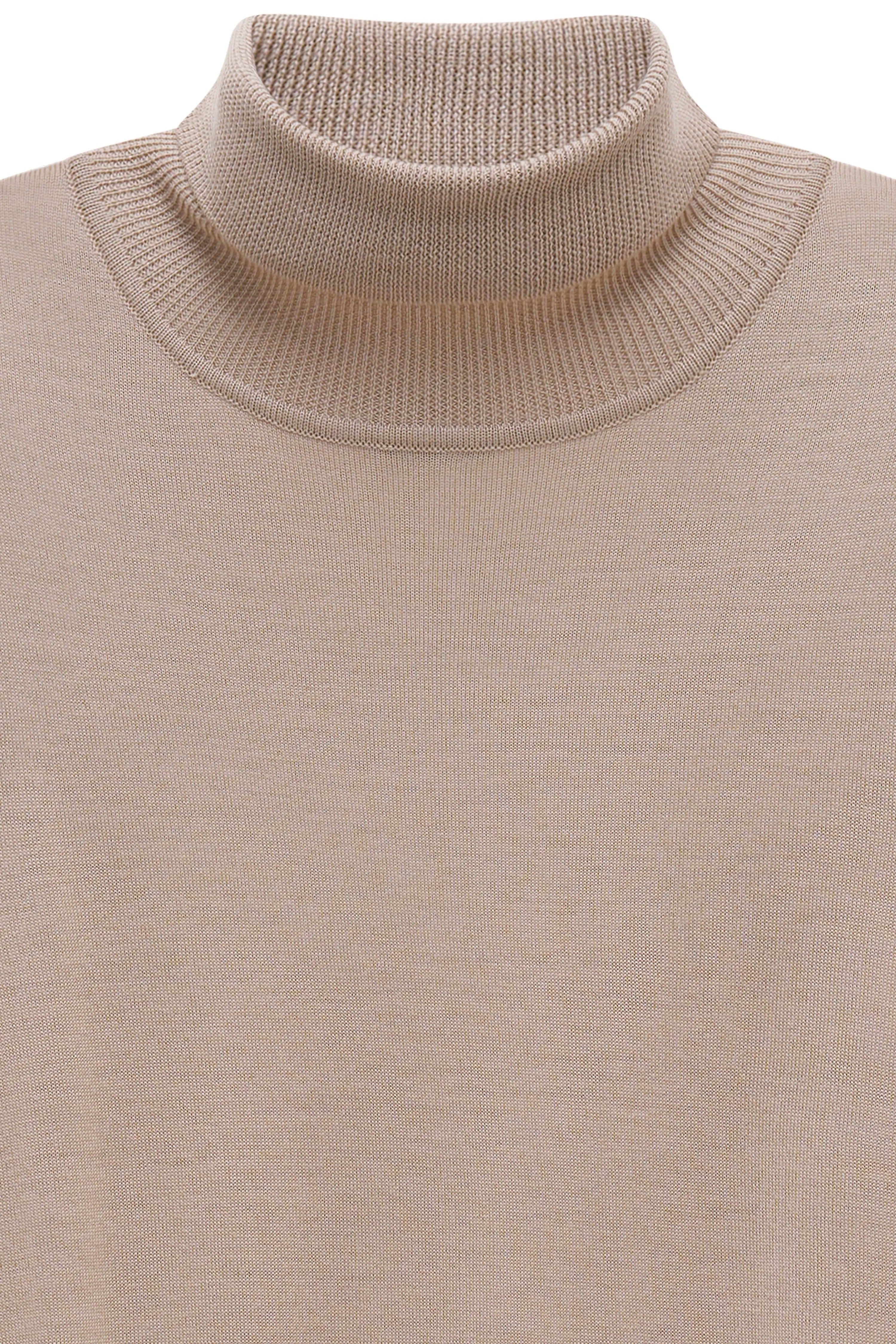Beiger Rollkragenpullover von bugatti, aus hochwertigem Material. Büstenbild.