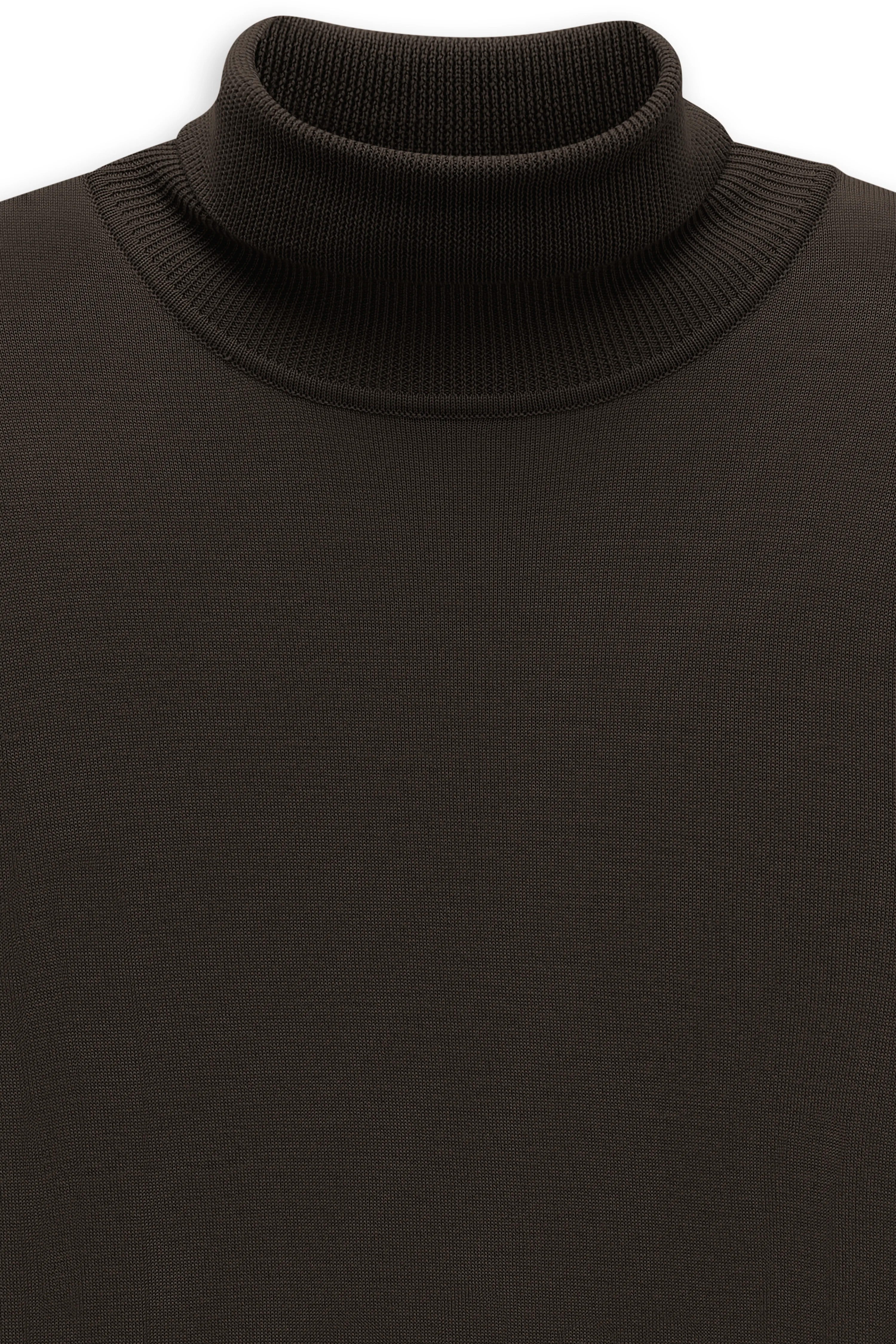 Büstenbild eines schwarzen Rollkragenpullovers von bugatti, stilvoll und zeitlos elegant.
