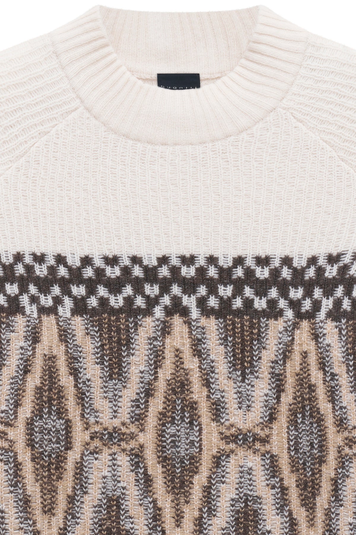 Beige bugatti Pullover mit braunem und grauem Jacquard-Muster, Büstenbild.