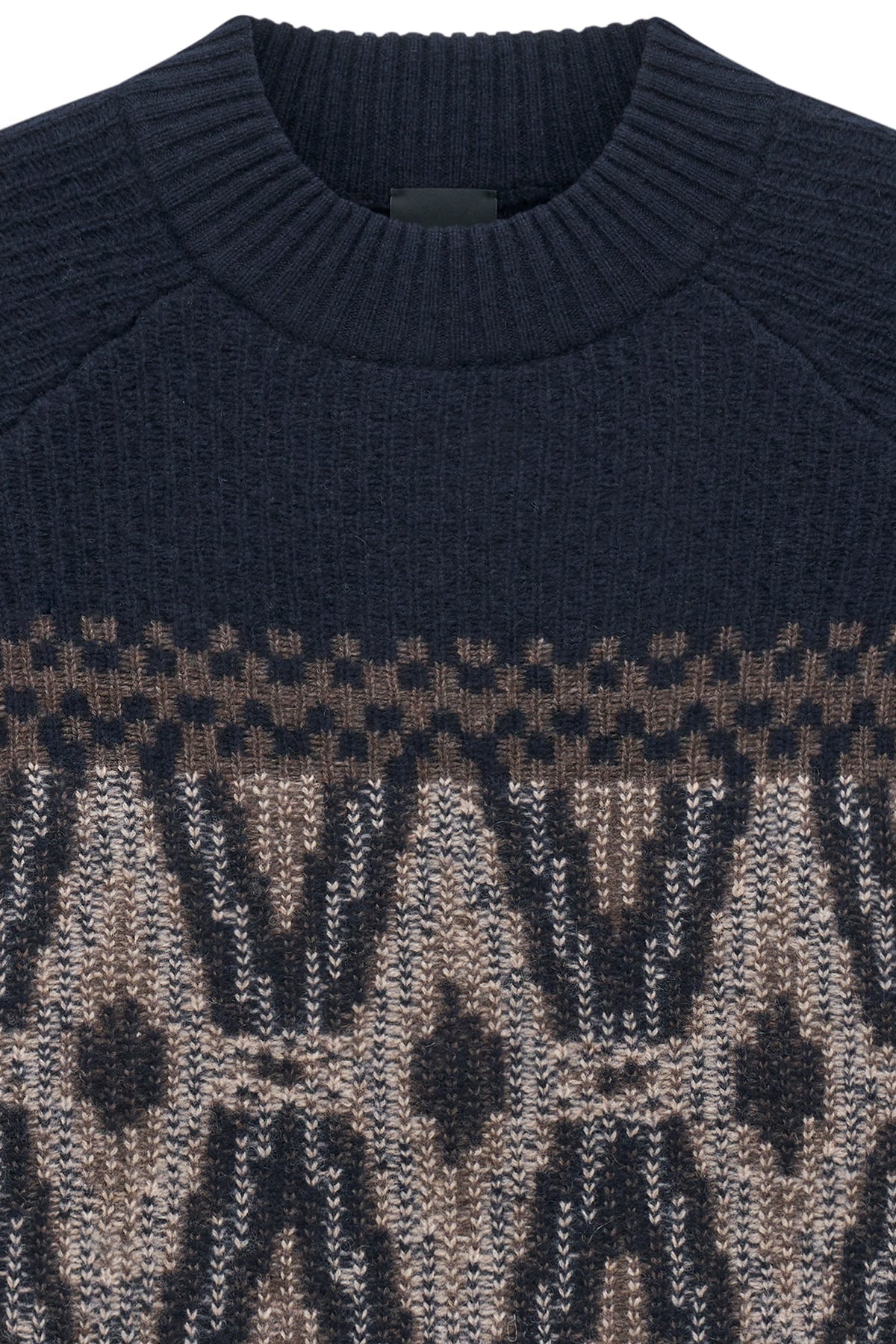 Navy Strickpullover mit beige-braunem Muster, Büstenbild.