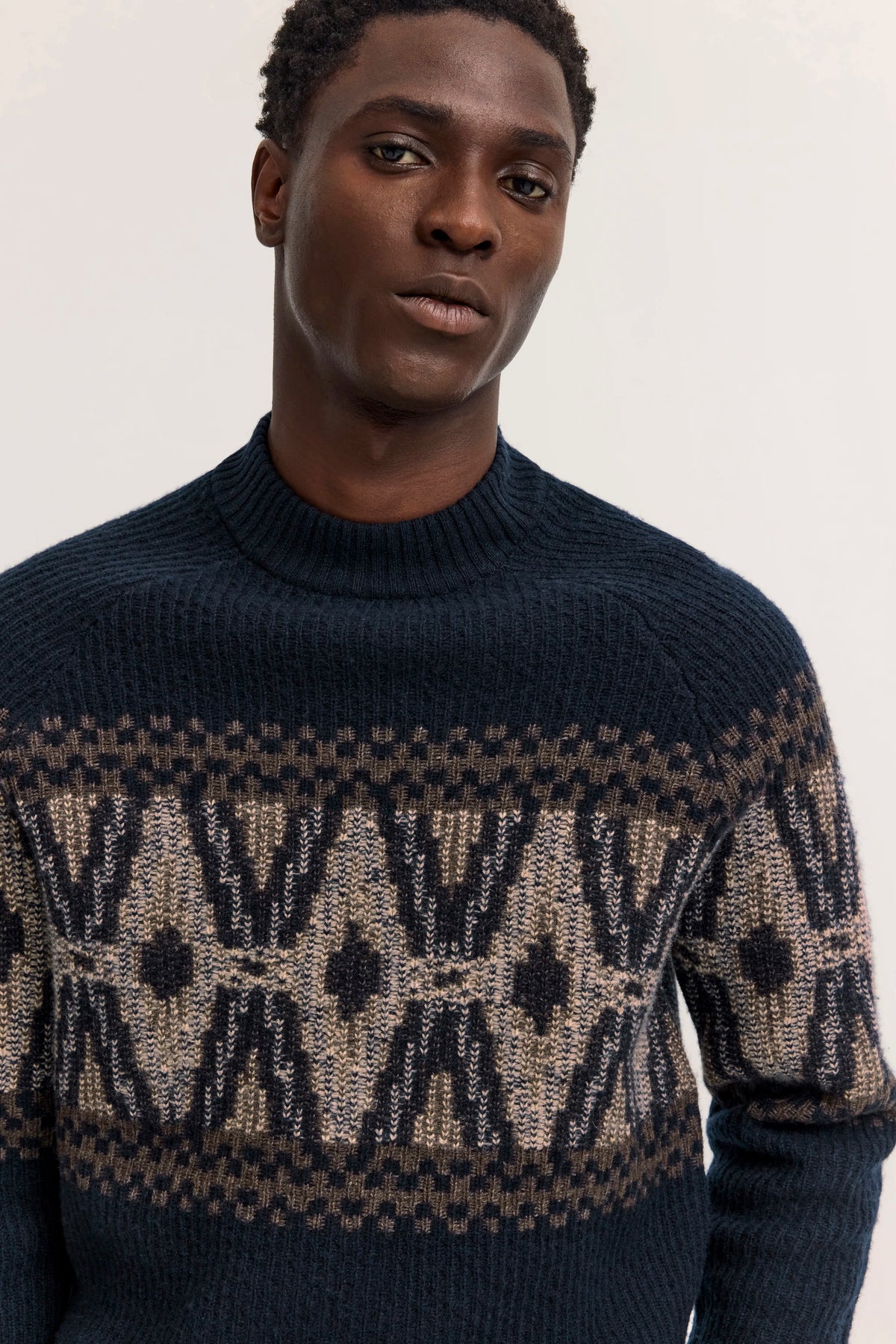 Bugatti Pullover in Navy mit geometrischem Muster, Modelbild, entspannte Pose.