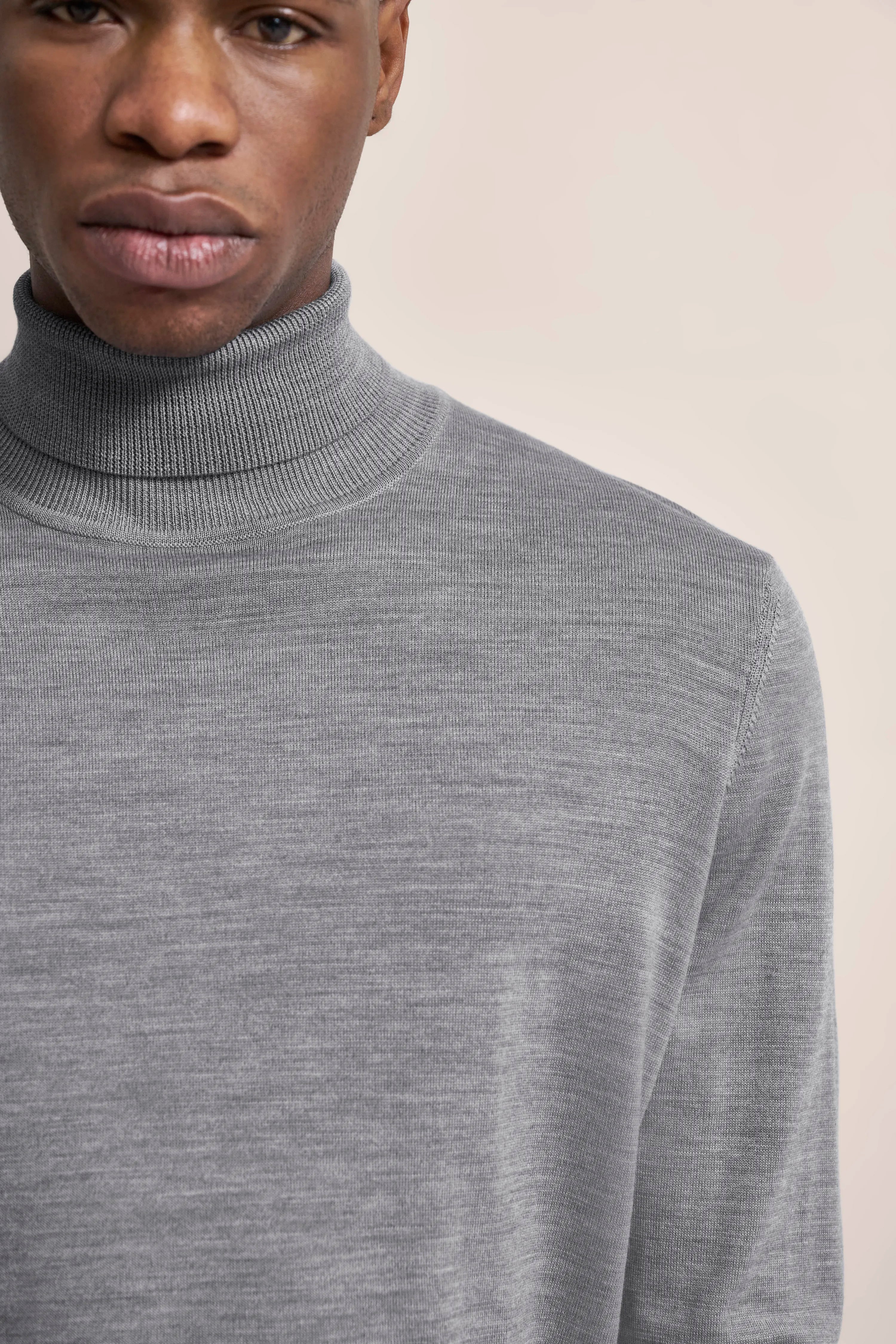 Grauer bugatti Rollkragenpullover, Büstenbild, zeitloses Design, hochwertige Materialien.