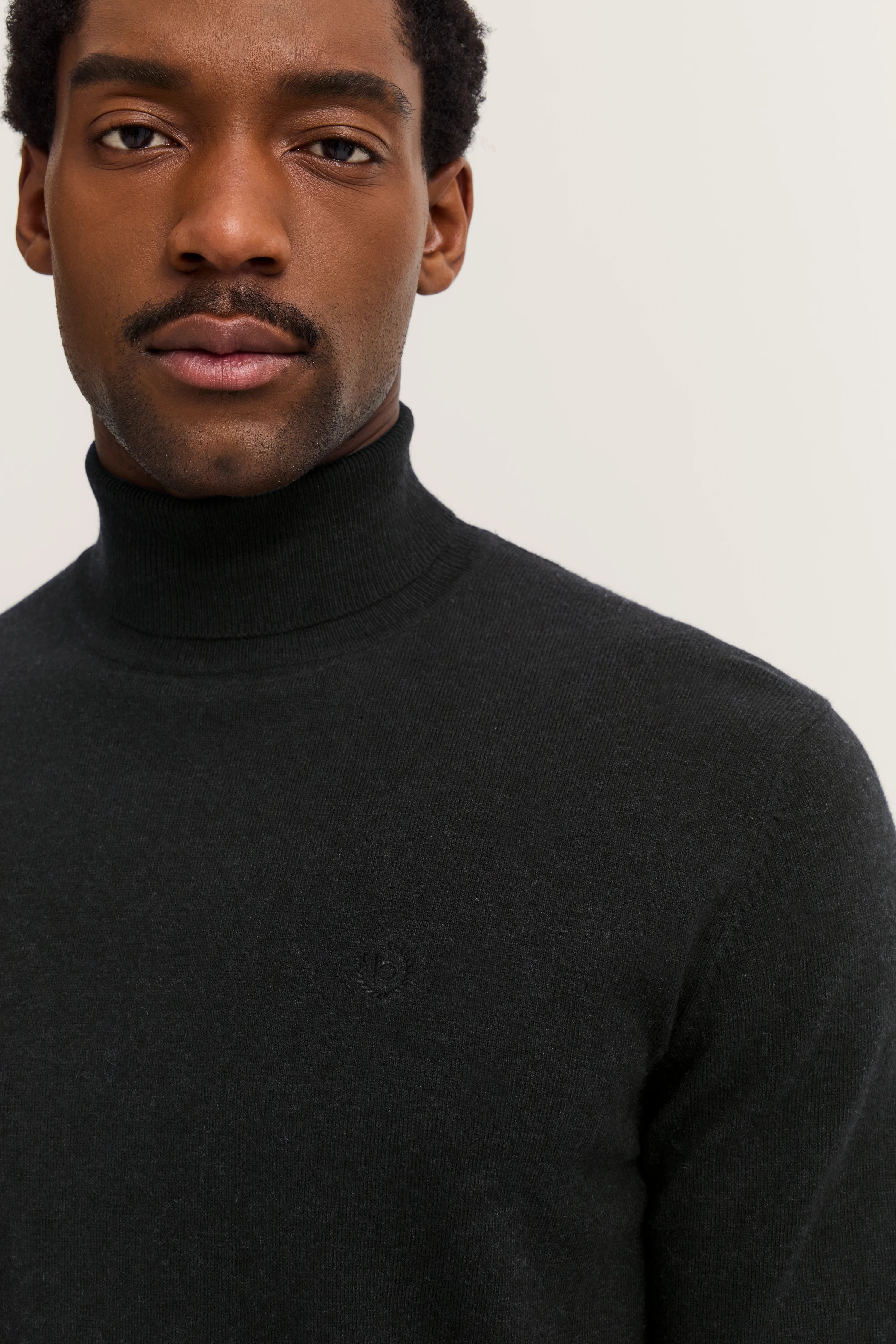 Schwarzer Rollkragenpullover von bugatti auf Büstenbild, schlichtes Design, zeitlose Eleganz.