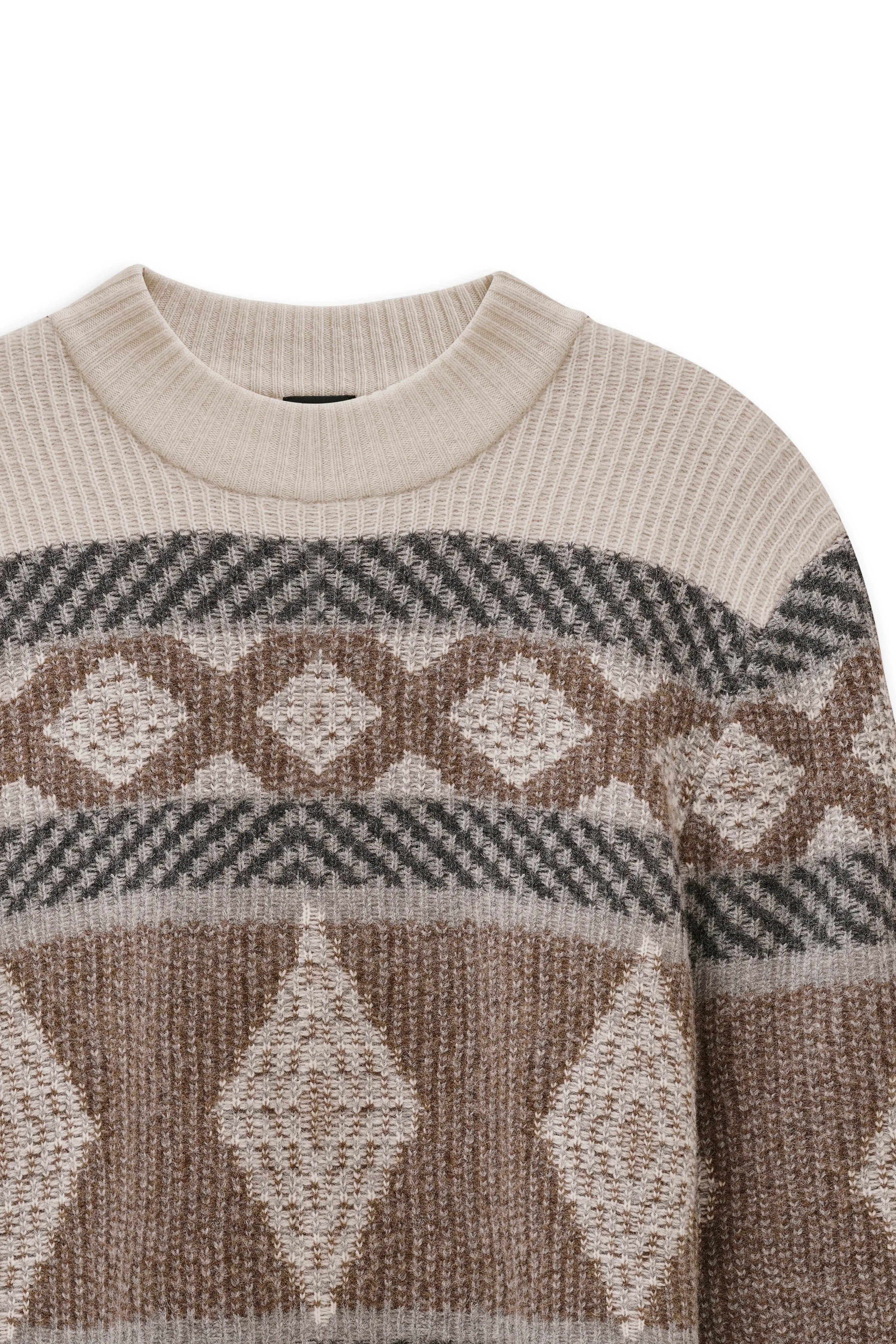 Beige en bruine gebreide trui met geometrisch patroon, bustebeeld.