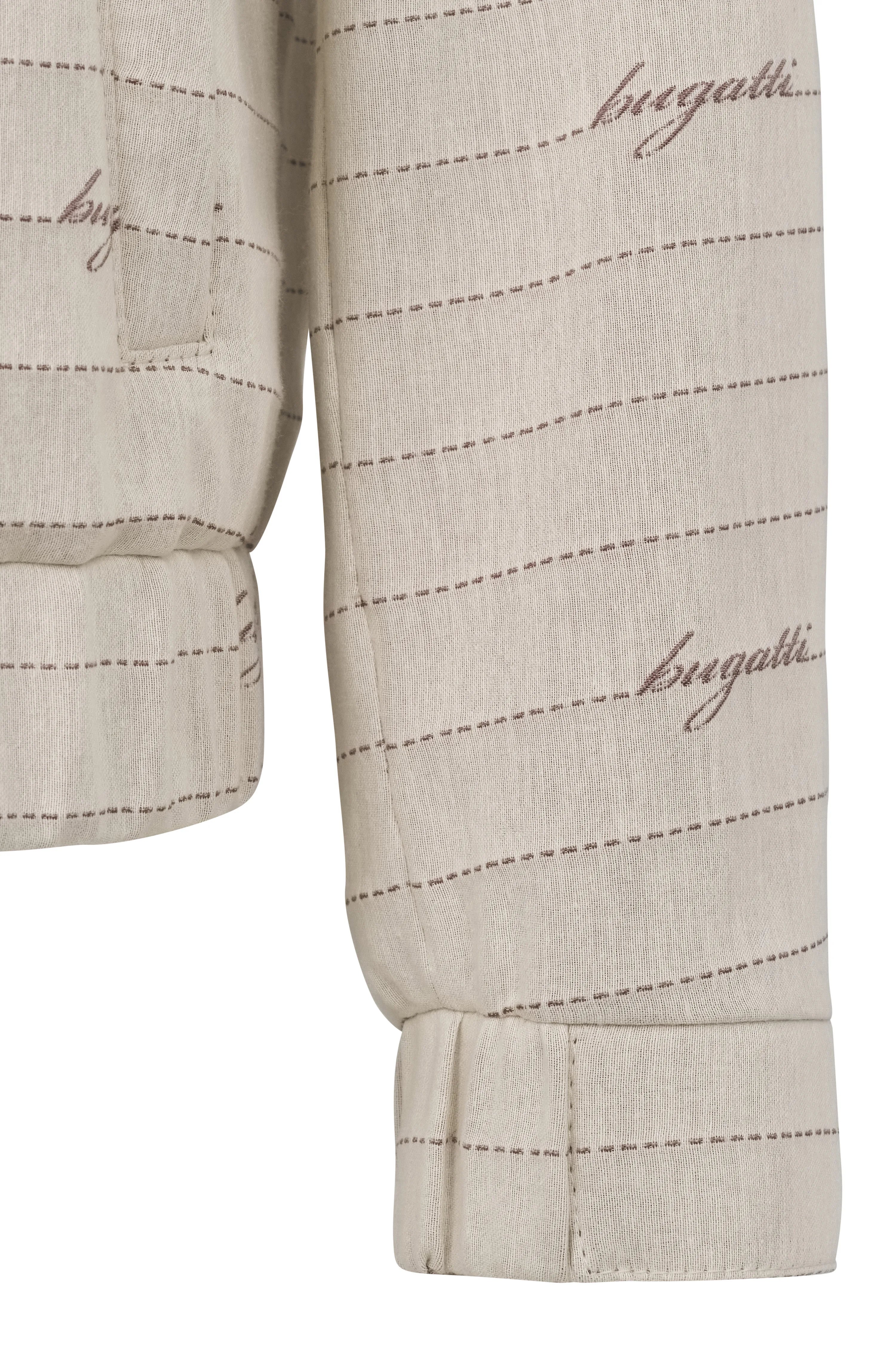Borstbeeld met beige bugatti-jas met logo, ontspannen stijl.