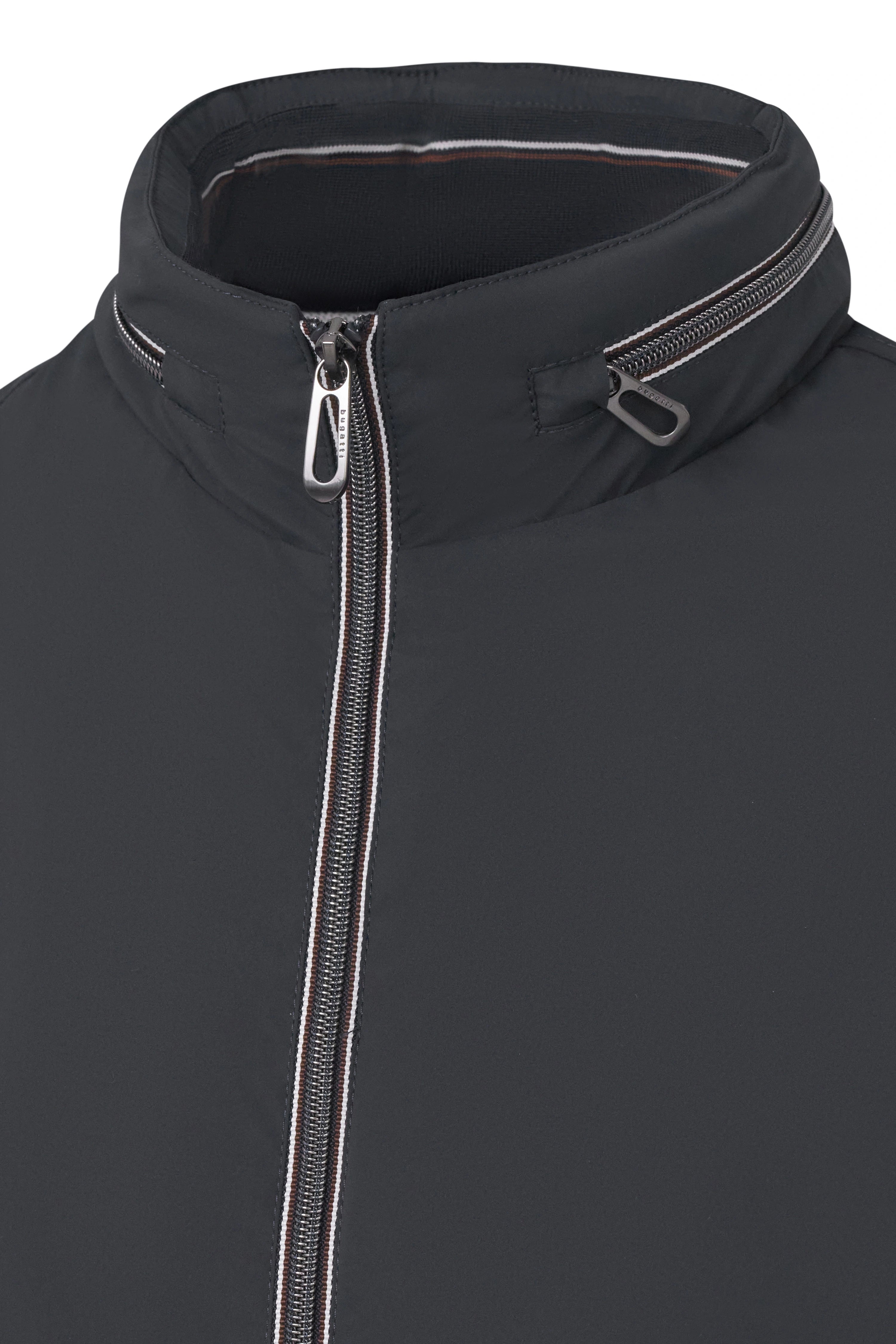 Schwarze bugatti Jacke, Rückansicht, legeres Design, minimalistischer Stil, hochwertige Materialien.