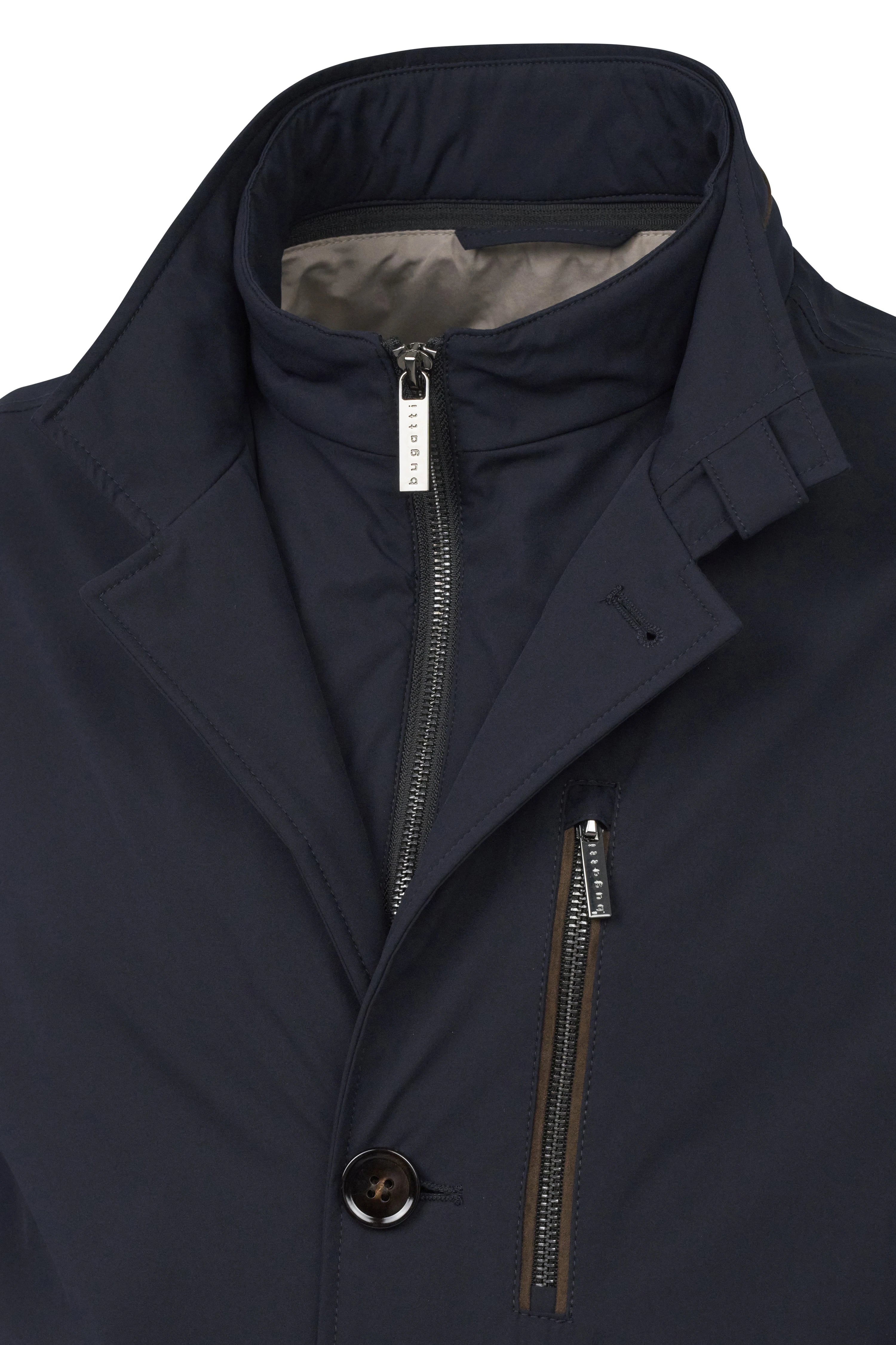 Donkerblauwe bugatti jas met ritssluiting en knoop, busteweergave, tijdloze stijl.