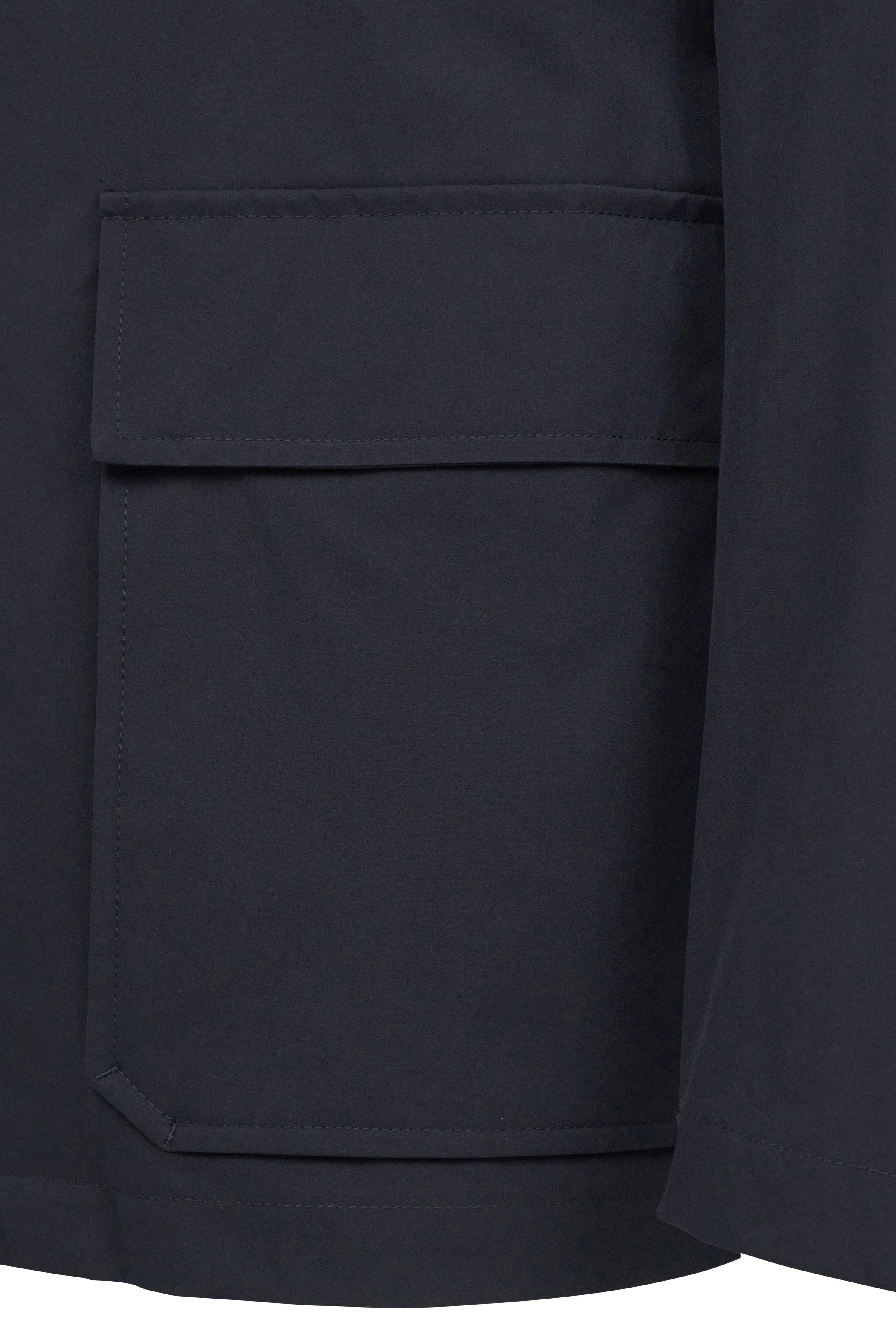 Donkerblauw bugatti jassendetail met opgestikte zak, casual design.